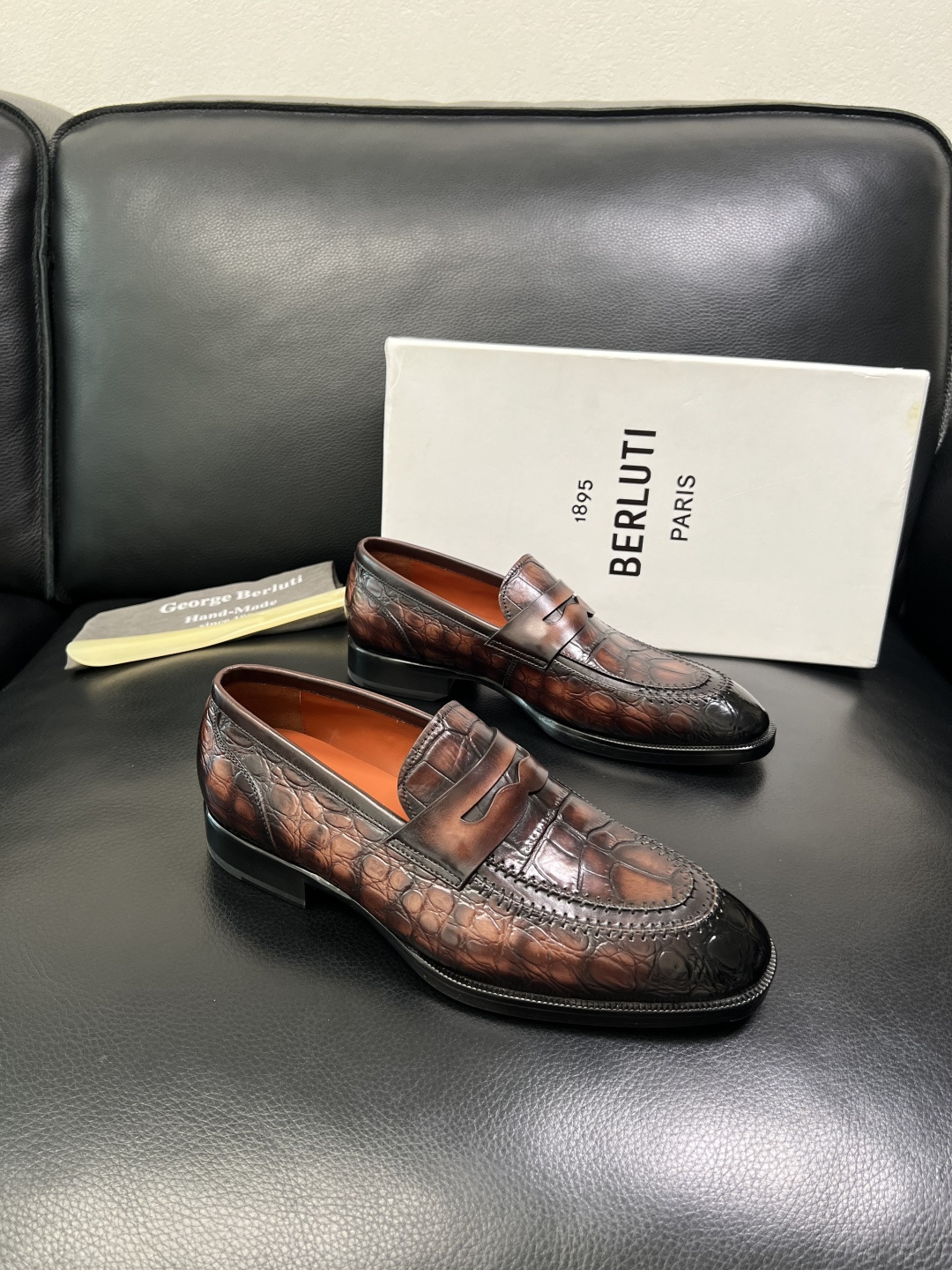 NO:588278,Berluti's top purchasing agent, Berluti's counter, sells the original configuration at the same time, Italian imported cowhide fabric, fully imported water-dyed cowhide lining, soles specially provided by the original factory and super comfortable, original factory and single goods, high quality, welcome to compare, code number 39-44 (order 38 45 46),,cowhide19860909Berluti 顶级代购 布鲁提 专柜同步发售原厂配置,意大利进口牛皮面料,全进口水染牛皮里垫,鞋底原厂特供原版底超级舒适,原厂跟单货 高品质,,欢迎对比,码数 39-44（订38 45 46）,,cowhide,Men's shoes