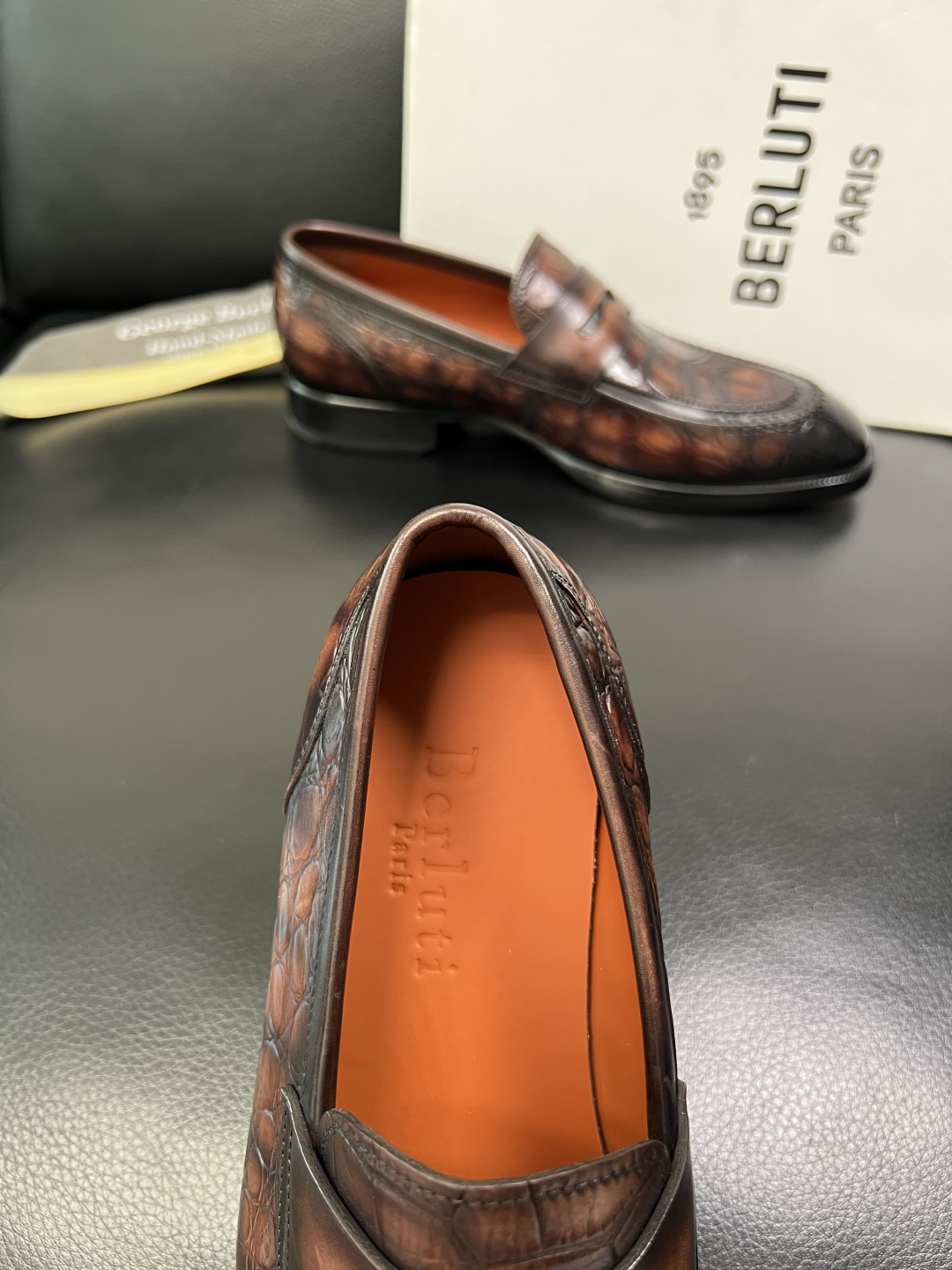 Berluti 顶级代购 布鲁提 专柜同步发售原厂配置，意大利进口牛皮面料，全进口水染牛皮里垫，鞋底：原