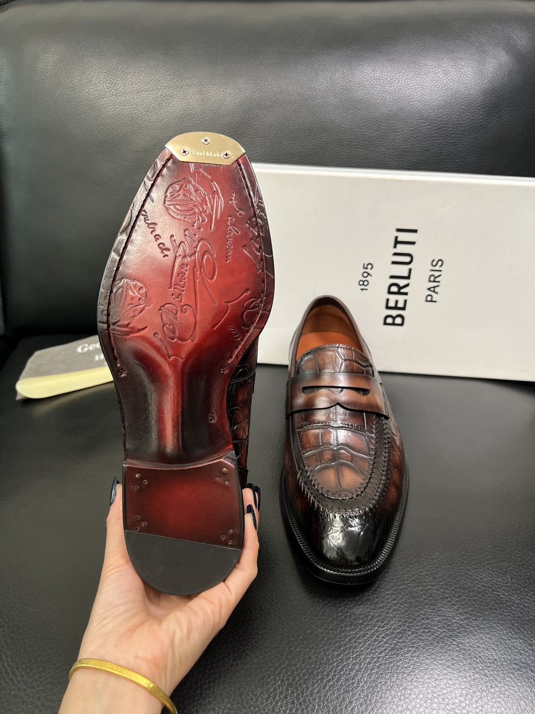Berluti 顶级代购 布鲁提 专柜同步发售原厂配置，意大利进口牛皮面料，全进口水染牛皮里垫，鞋底：原