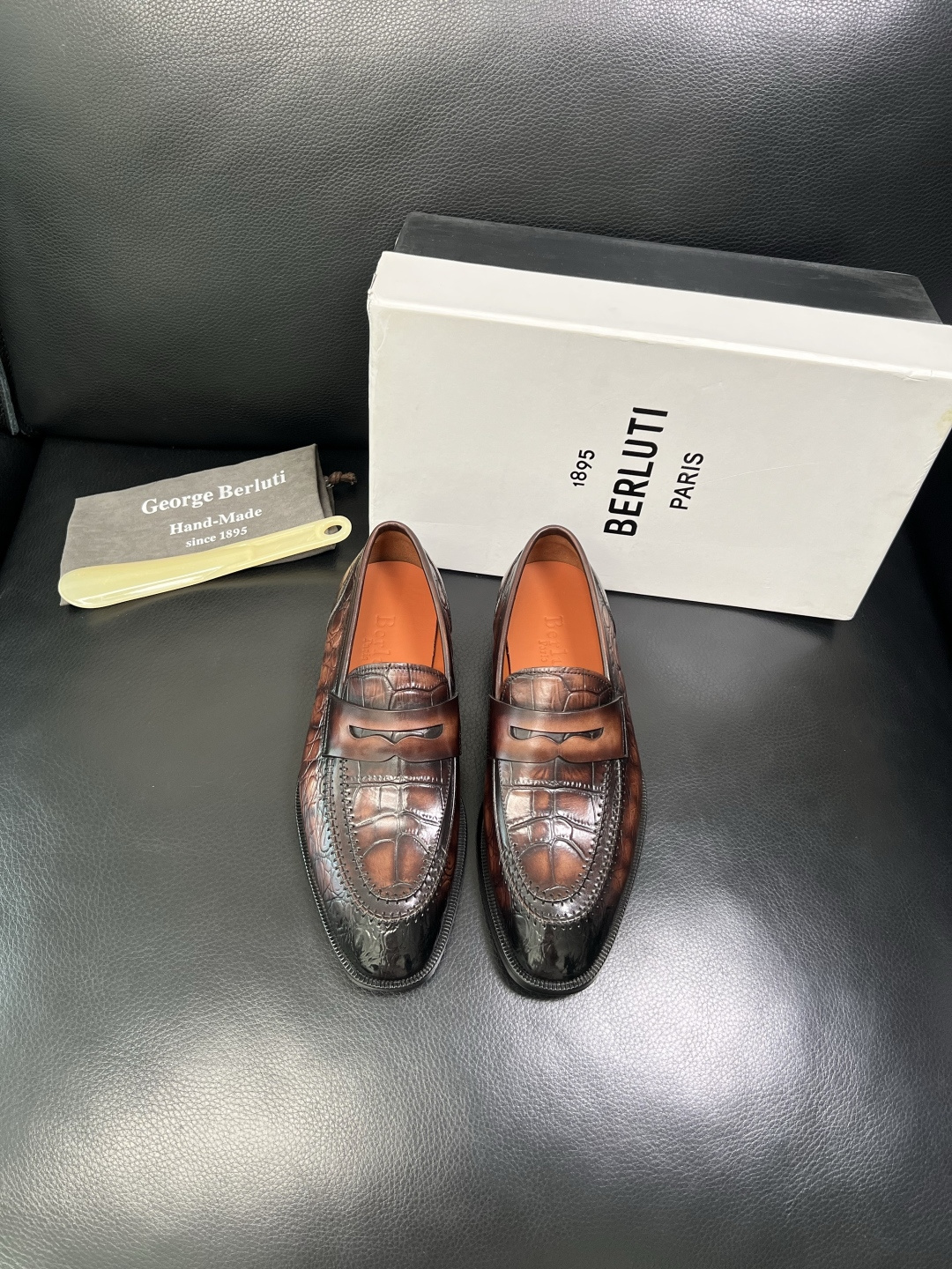 Berluti 顶级代购 布鲁提 专柜同步发售原厂配置，意大利进口牛皮面料，全进口水染牛皮里垫，鞋底：原