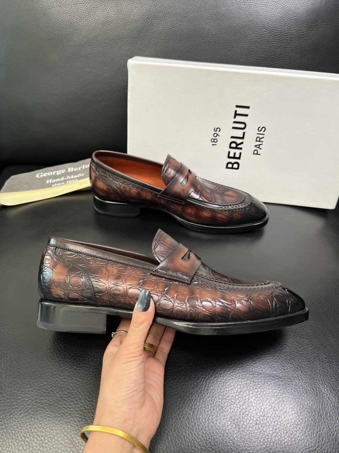Berluti 顶级代购 布鲁提 专柜同步发售原厂配置，意大利进口牛皮面料，全进口水染牛皮里垫，鞋底：原