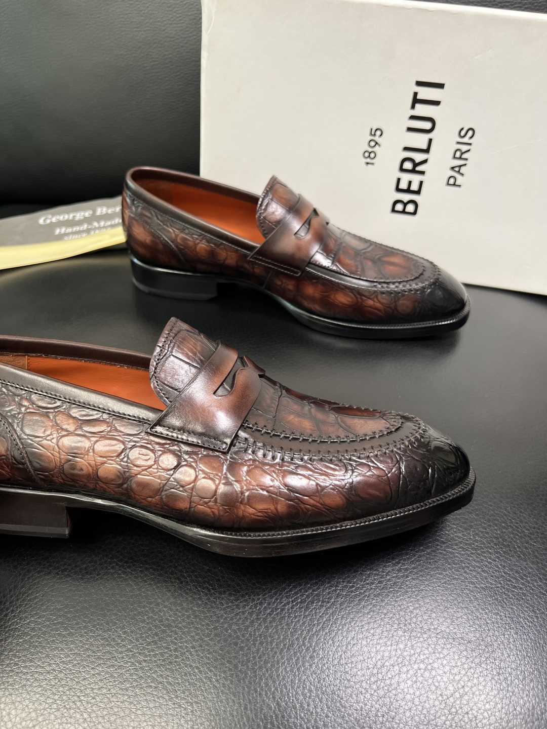 Berluti 顶级代购 布鲁提 专柜同步发售原厂配置，意大利进口牛皮面料，全进口水染牛皮里垫，鞋底：原