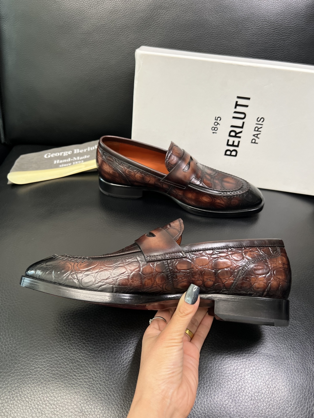 Berluti 顶级代购 布鲁提 专柜同步发售原厂配置，意大利进口牛皮面料，全进口水染牛皮里垫，鞋底：原