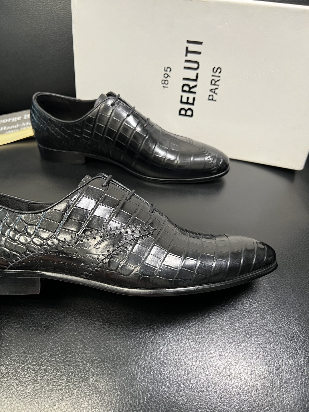 Berluti 高品质 顶级工艺品 布鲁提 专柜同步发售原厂配置，意大利进口牛皮面料，全进口水染牛皮里垫