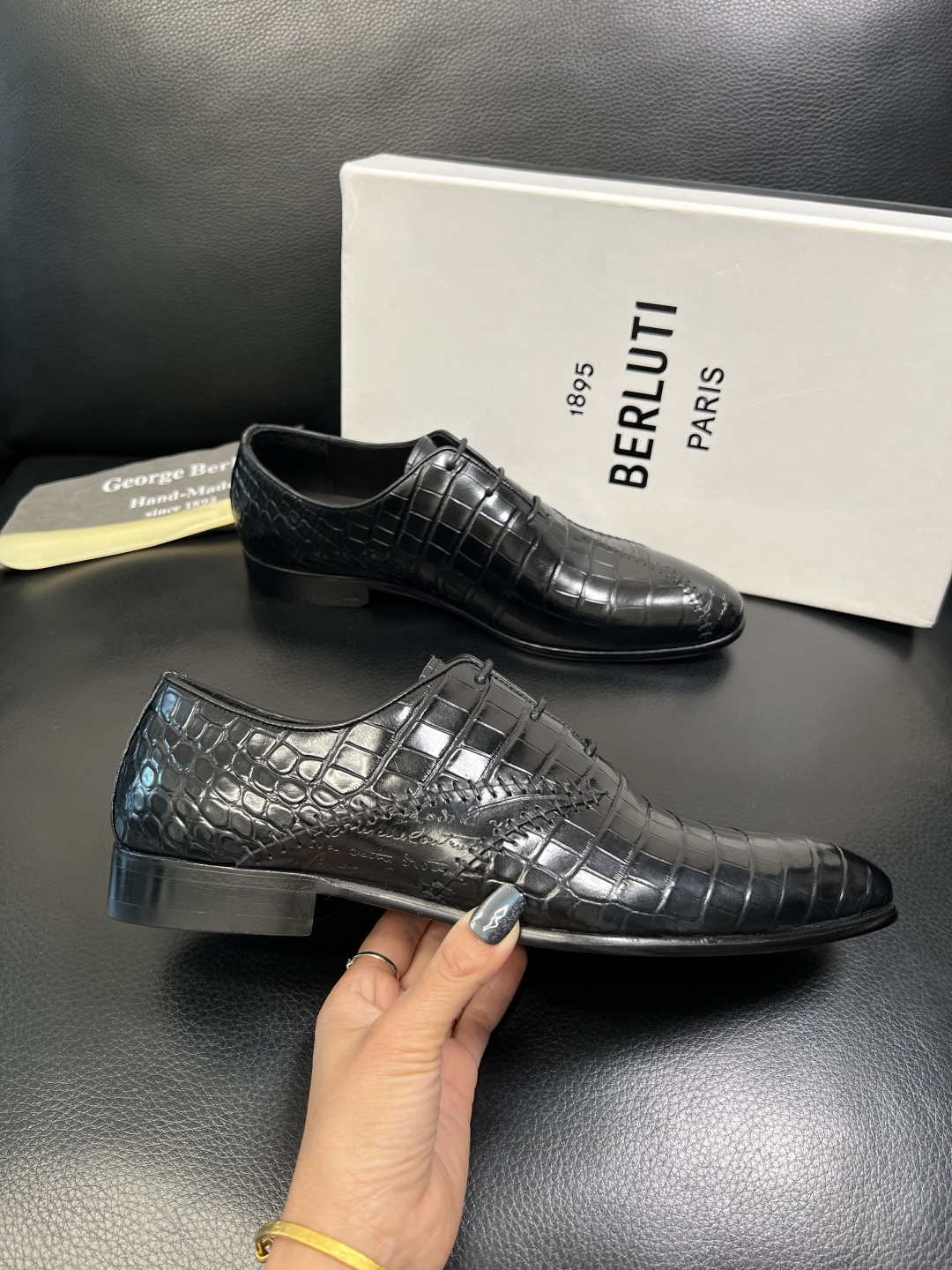 Berluti 高品质 顶级工艺品 布鲁提 专柜同步发售原厂配置，意大利进口牛皮面料，全进口水染牛皮里垫
