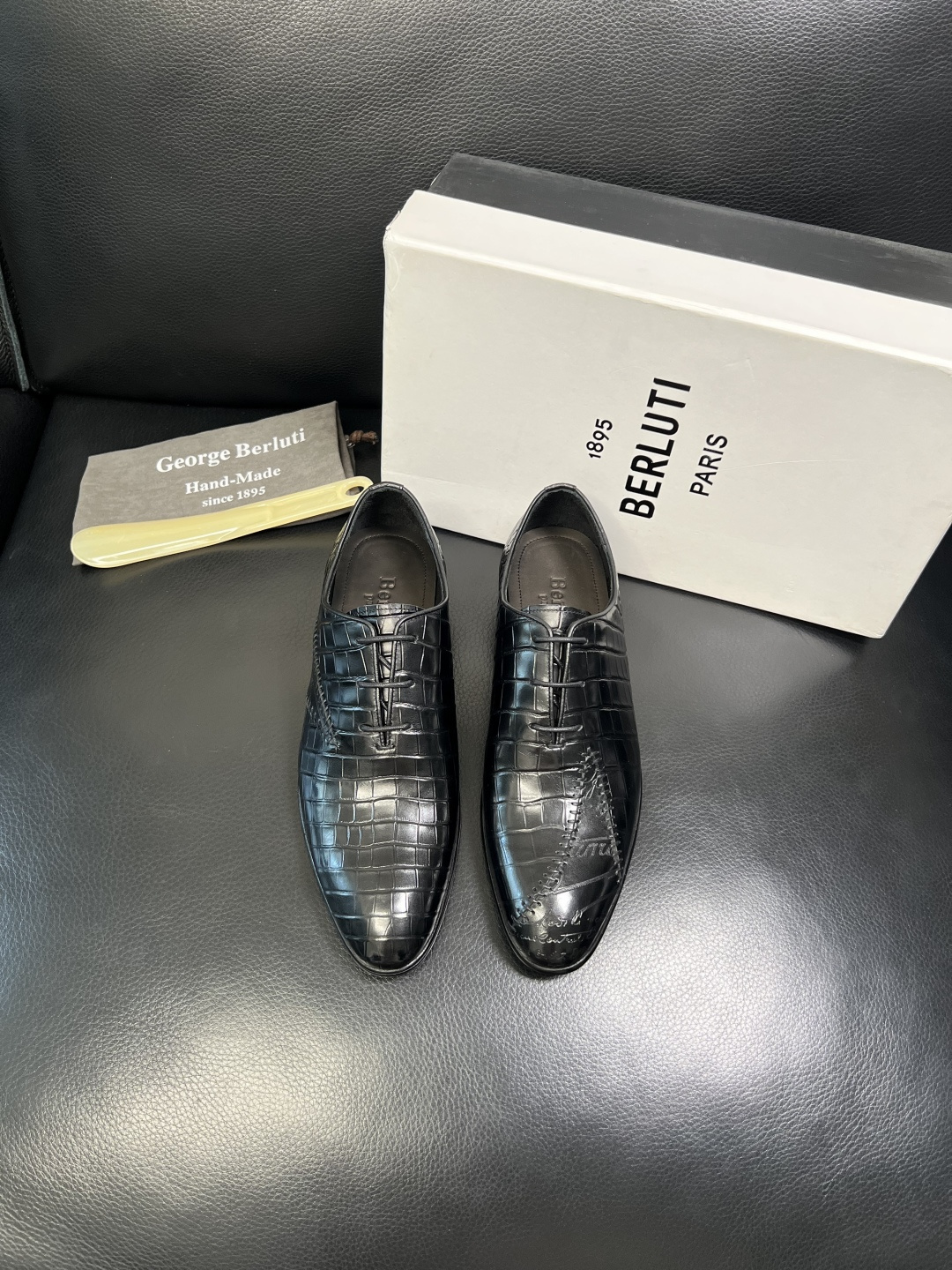 Berluti 高品质 顶级工艺品 布鲁提 专柜同步发售原厂配置，意大利进口牛皮面料，全进口水染牛皮里垫