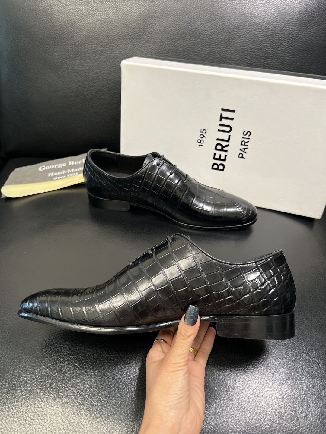 Berluti 高品质 顶级工艺品 布鲁提 专柜同步发售原厂配置，意大利进口牛皮面料，全进口水染牛皮里垫