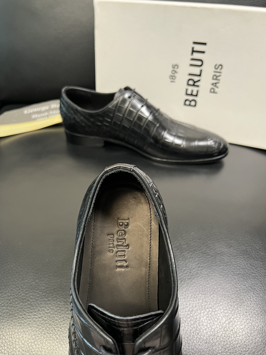 Berluti 高品质 顶级工艺品 布鲁提 专柜同步发售原厂配置，意大利进口牛皮面料，全进口水染牛皮里垫