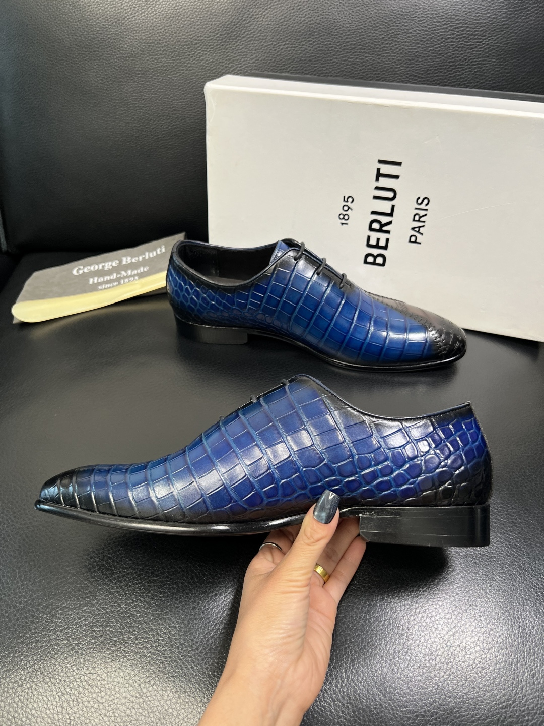 Berluti 高品质 顶级工艺品 布鲁提 专柜同步发售原厂配置，意大利进口牛皮面料，全进口水染牛皮里垫