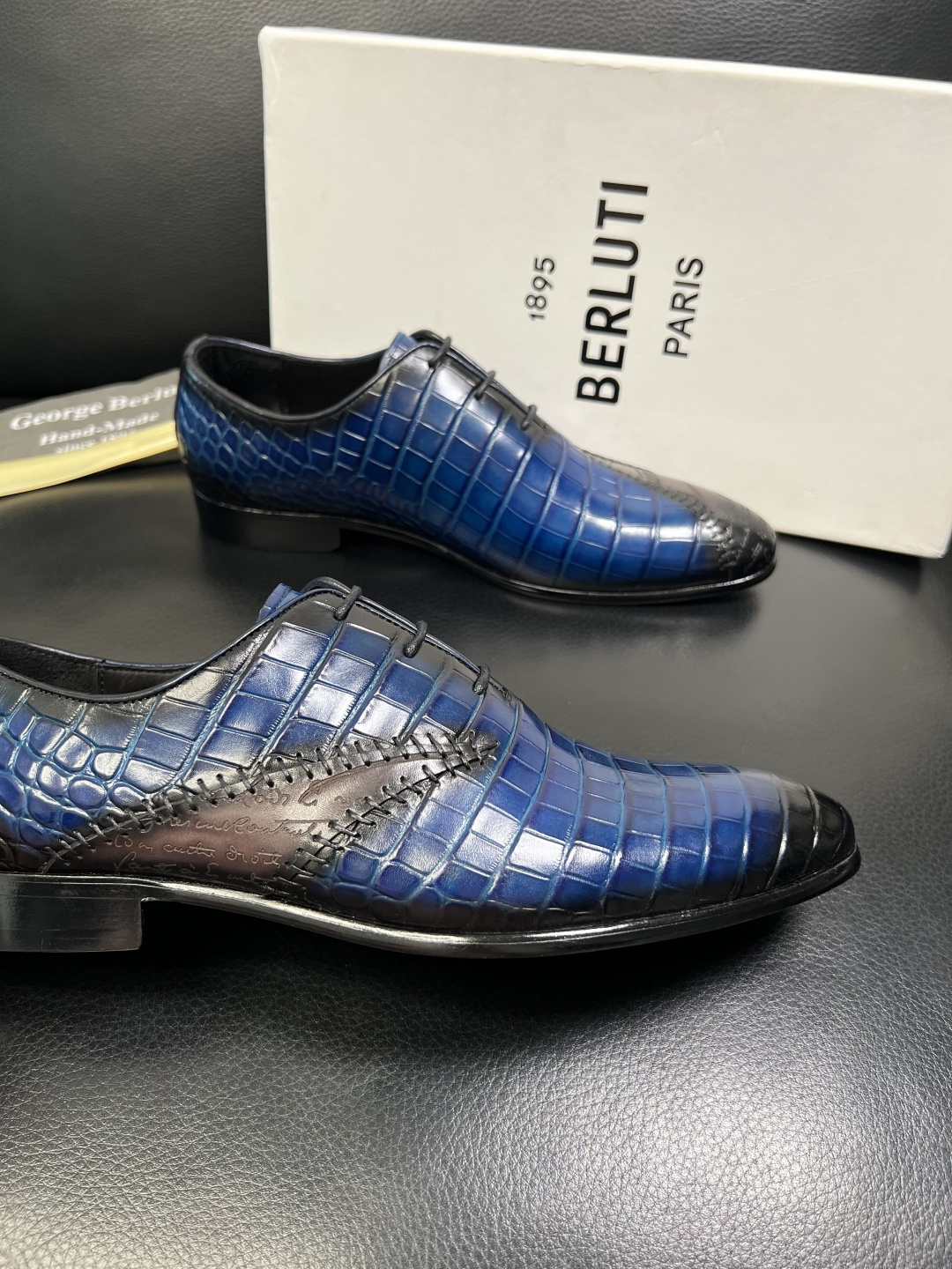 Berluti 高品质 顶级工艺品 布鲁提 专柜同步发售原厂配置，意大利进口牛皮面料，全进口水染牛皮里垫