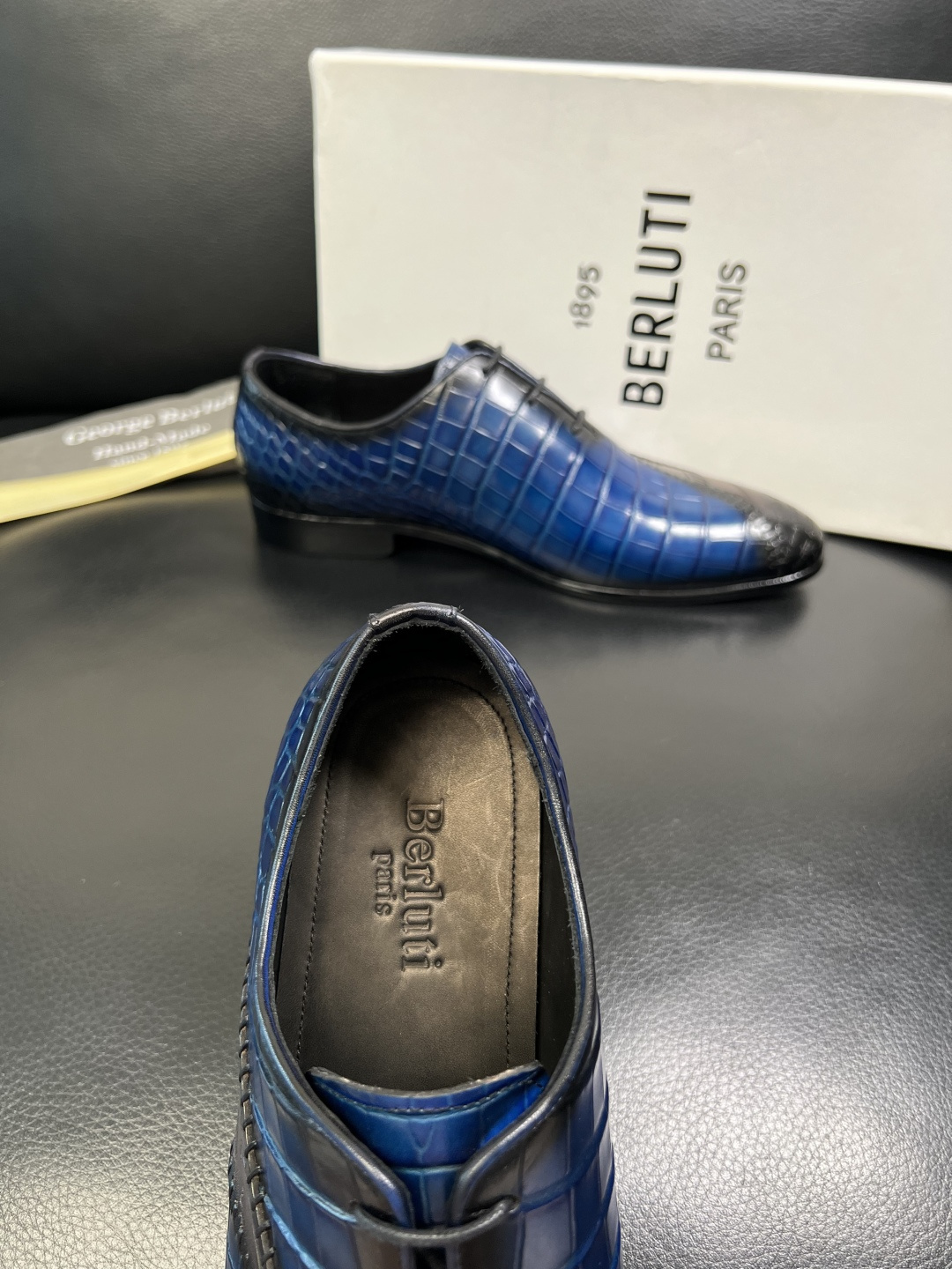 Berluti 高品质 顶级工艺品 布鲁提 专柜同步发售原厂配置，意大利进口牛皮面料，全进口水染牛皮里垫
