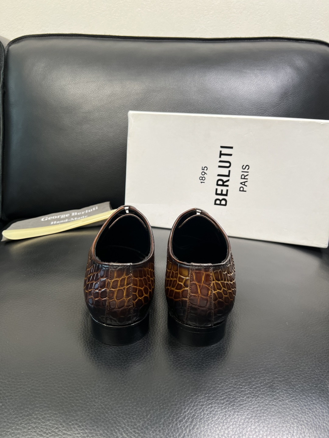 Berluti 高品质 顶级工艺品 布鲁提 专柜同步发售原厂配置，意大利进口牛皮面料，全进口水染牛皮里垫