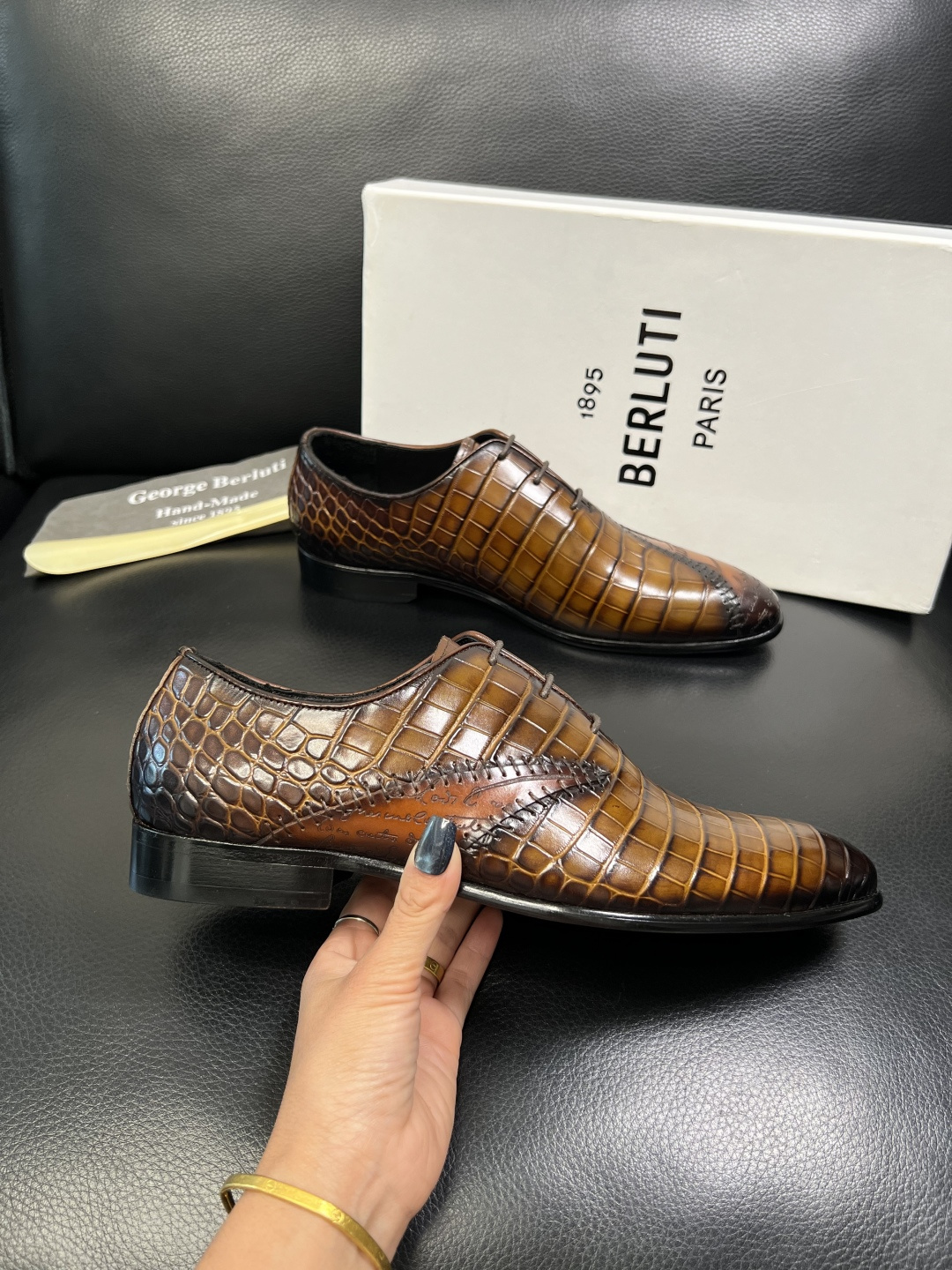 Berluti 高品质 顶级工艺品 布鲁提 专柜同步发售原厂配置，意大利进口牛皮面料，全进口水染牛皮里垫