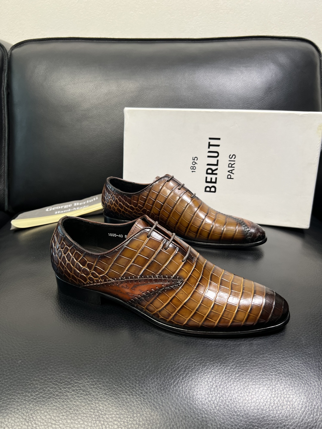Berluti 高品质 顶级工艺品 布鲁提 专柜同步发售原厂配置，意大利进口牛皮面料，全进口水染牛皮里垫