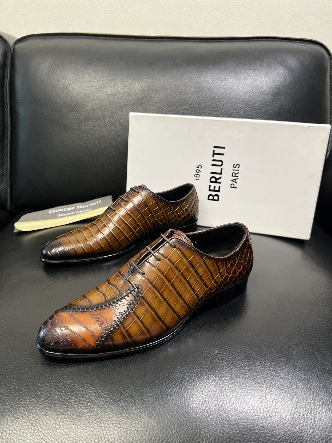 Berluti 高品质 顶级工艺品 布鲁提 专柜同步发售原厂配置，意大利进口牛皮面料，全进口水染牛皮里垫