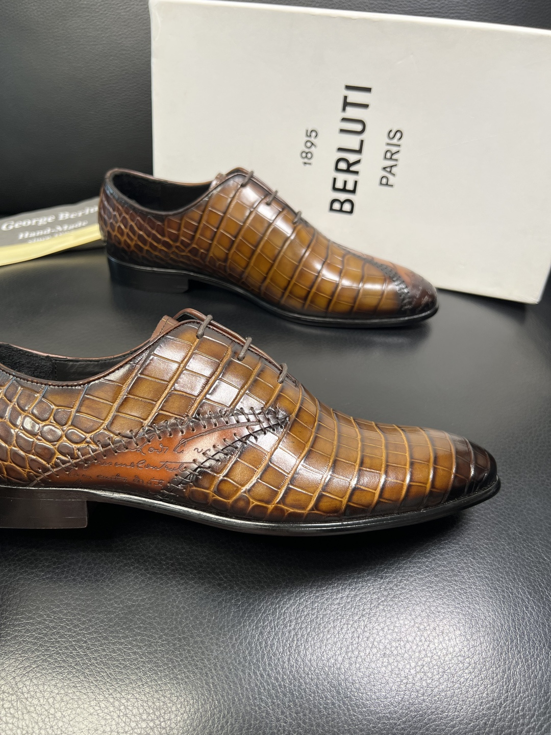 Berluti 高品质 顶级工艺品 布鲁提 专柜同步发售原厂配置，意大利进口牛皮面料，全进口水染牛皮里垫