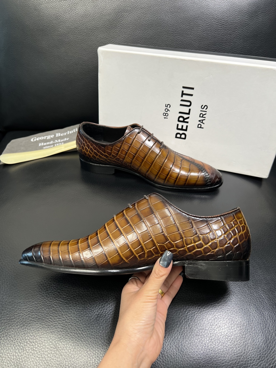 Berluti 高品质 顶级工艺品 布鲁提 专柜同步发售原厂配置，意大利进口牛皮面料，全进口水染牛皮里垫
