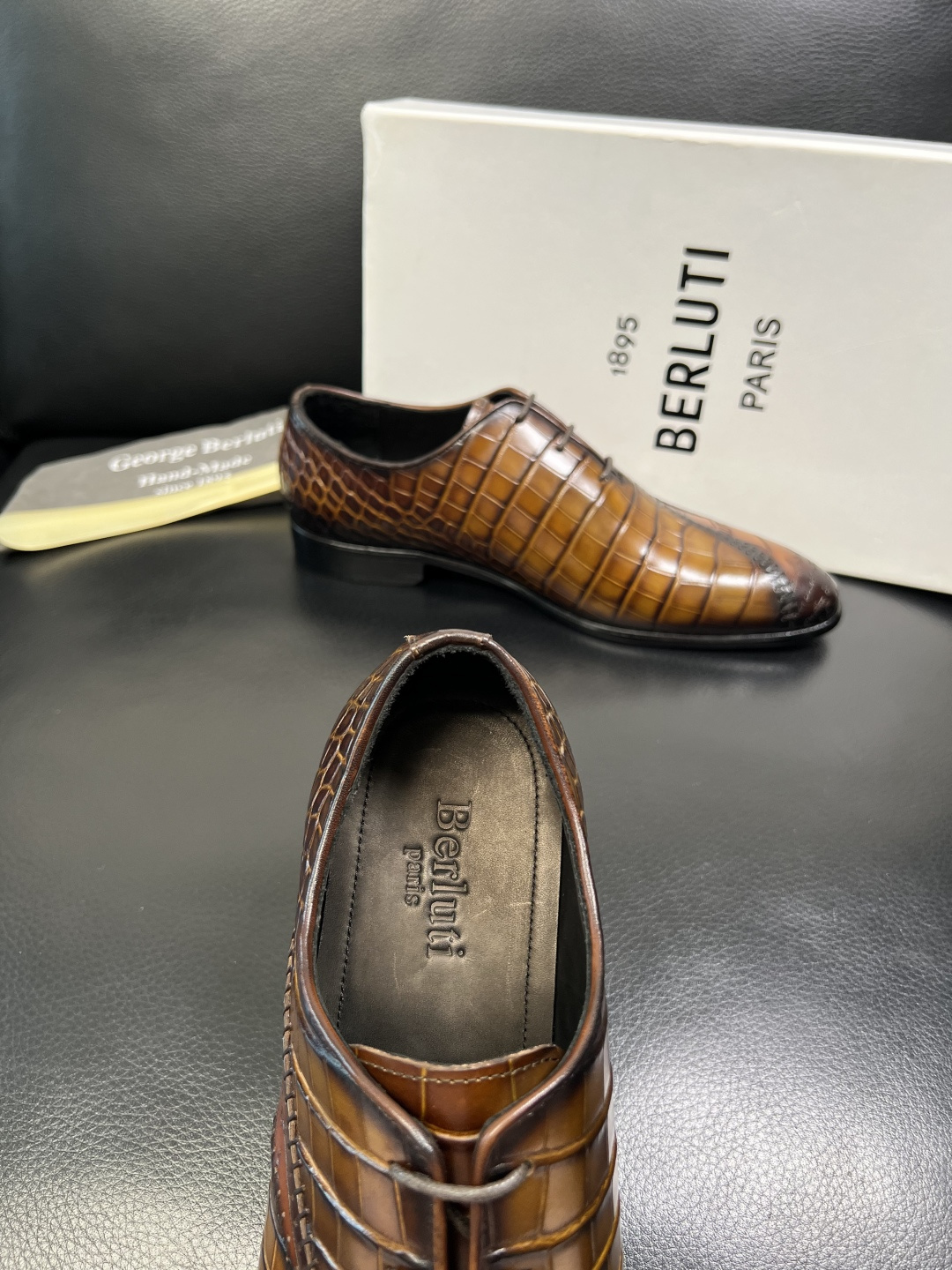 Berluti 高品质 顶级工艺品 布鲁提 专柜同步发售原厂配置，意大利进口牛皮面料，全进口水染牛皮里垫