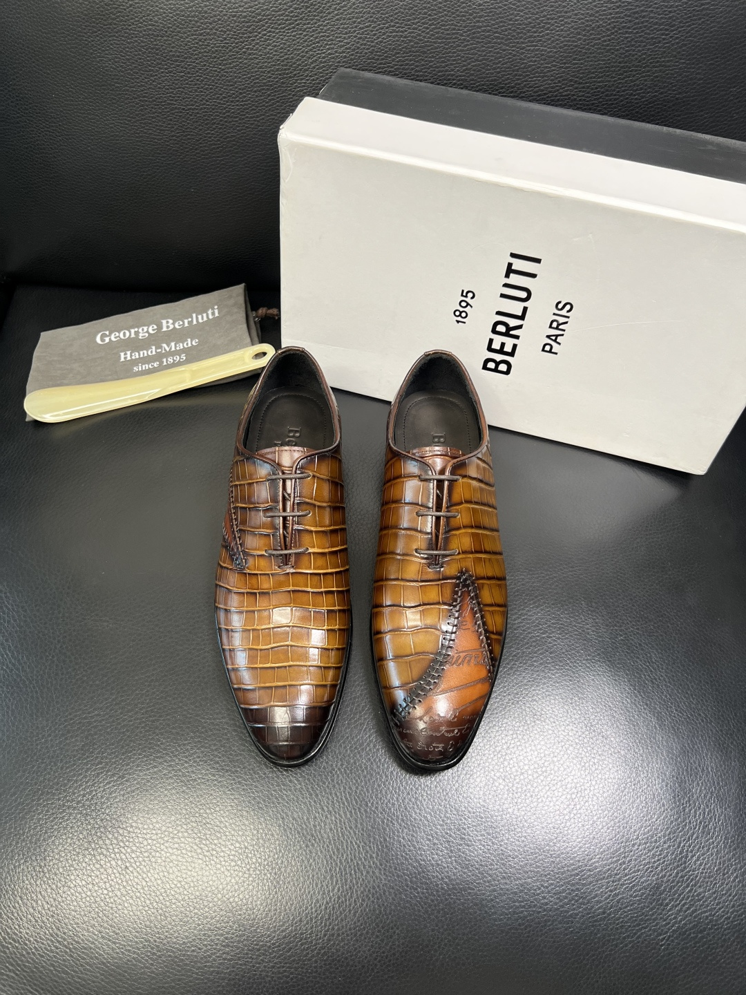 Berluti 高品质 顶级工艺品 布鲁提 专柜同步发售原厂配置，意大利进口牛皮面料，全进口水染牛皮里垫