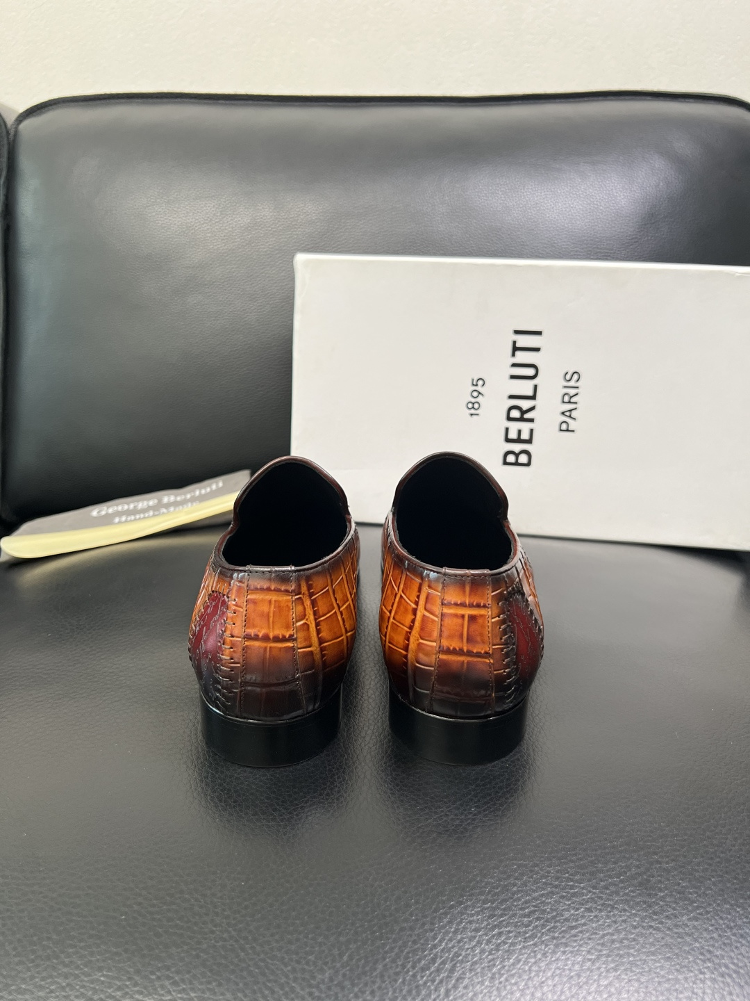 Berluti 高品质 顶级工艺品 布鲁提 专柜同步发售原厂配置，意大利进口牛皮面料，全进口水染牛皮里垫