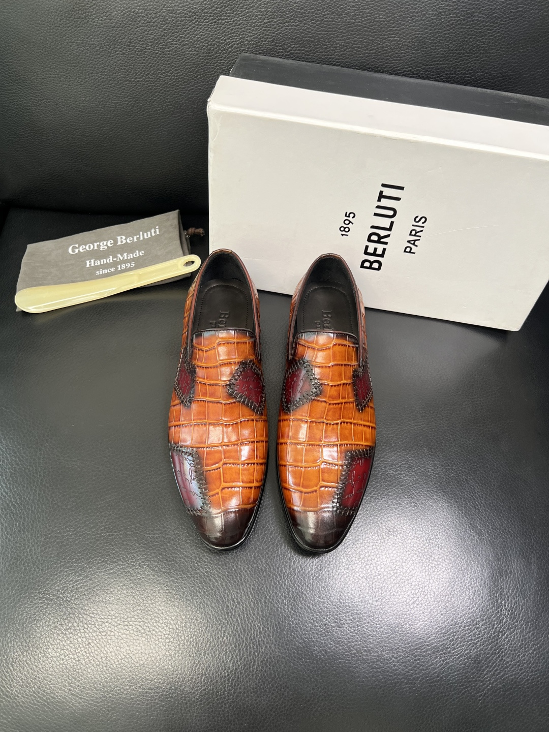 Berluti 高品质 顶级工艺品 布鲁提 专柜同步发售原厂配置，意大利进口牛皮面料，全进口水染牛皮里垫