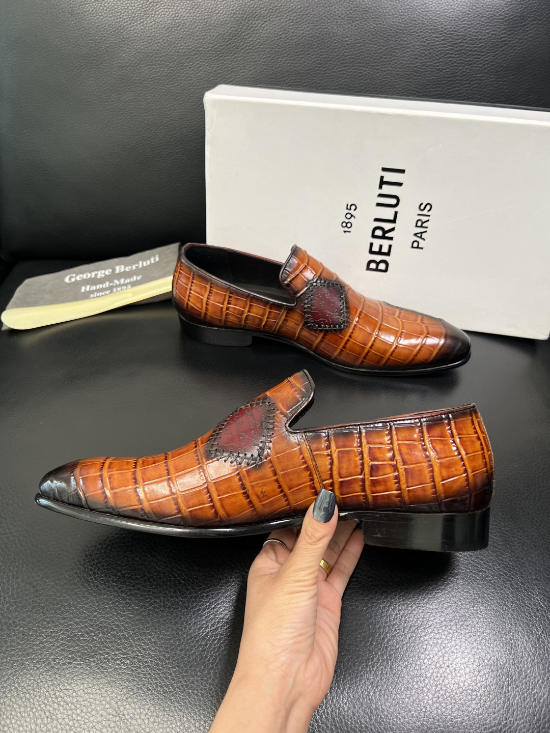 Berluti 高品质 顶级工艺品 布鲁提 专柜同步发售原厂配置，意大利进口牛皮面料，全进口水染牛皮里垫