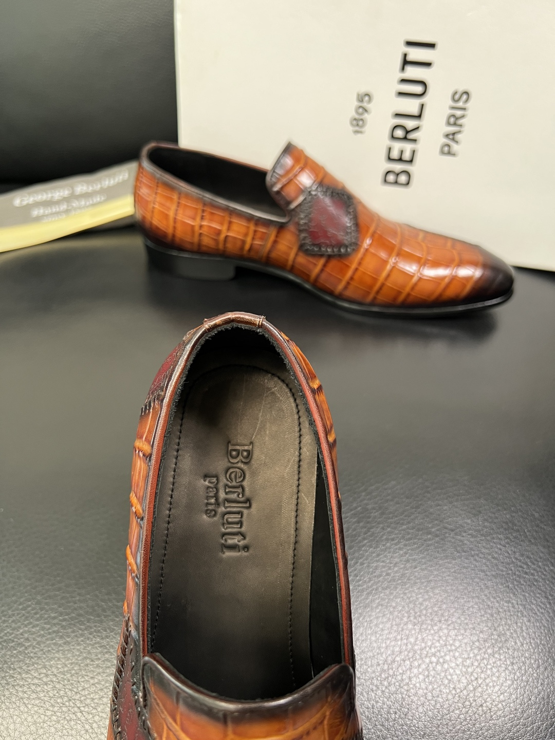 Berluti 高品质 顶级工艺品 布鲁提 专柜同步发售原厂配置，意大利进口牛皮面料，全进口水染牛皮里垫
