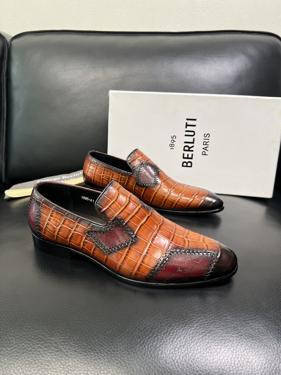 NO:589011,Berluti's high-quality top handicrafts. Berluti's counters simultaneously sell the original configuration, Italian imported cowhide fabrics, fully imported water-dyed cowhide linings, original soles specially provided by the original factory and super comfortable, original factory and single goods, welcome to compare, code number 39-44 (order 38 45 46),,cowhide19860909Berluti 高品质 顶级工艺品 布鲁提 专柜同步发售原厂配置,意大利进口牛皮面料,全进口水染牛皮里垫,鞋底原厂特供原版底超级舒适,原厂跟单货 ,欢迎对比,码数 39-44（订38 45 46）,,cowhide,Men's shoes