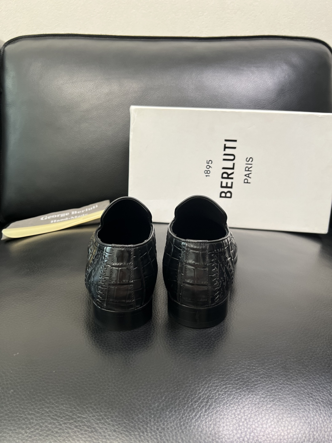 Berluti 高品质 顶级工艺品 布鲁提 专柜同步发售原厂配置，意大利进口牛皮面料，全进口水染牛皮里垫
