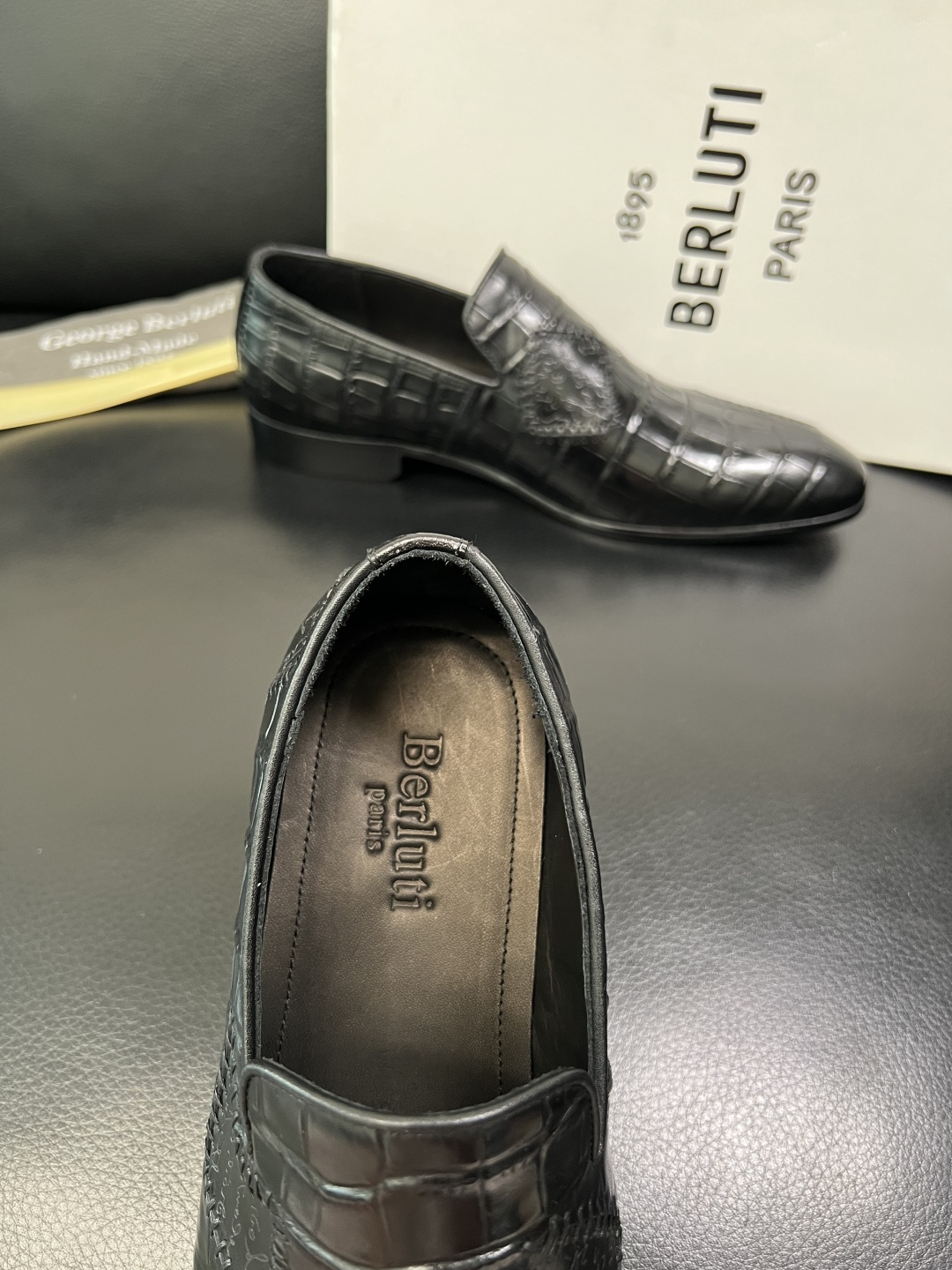 Berluti 高品质 顶级工艺品 布鲁提 专柜同步发售原厂配置，意大利进口牛皮面料，全进口水染牛皮里垫