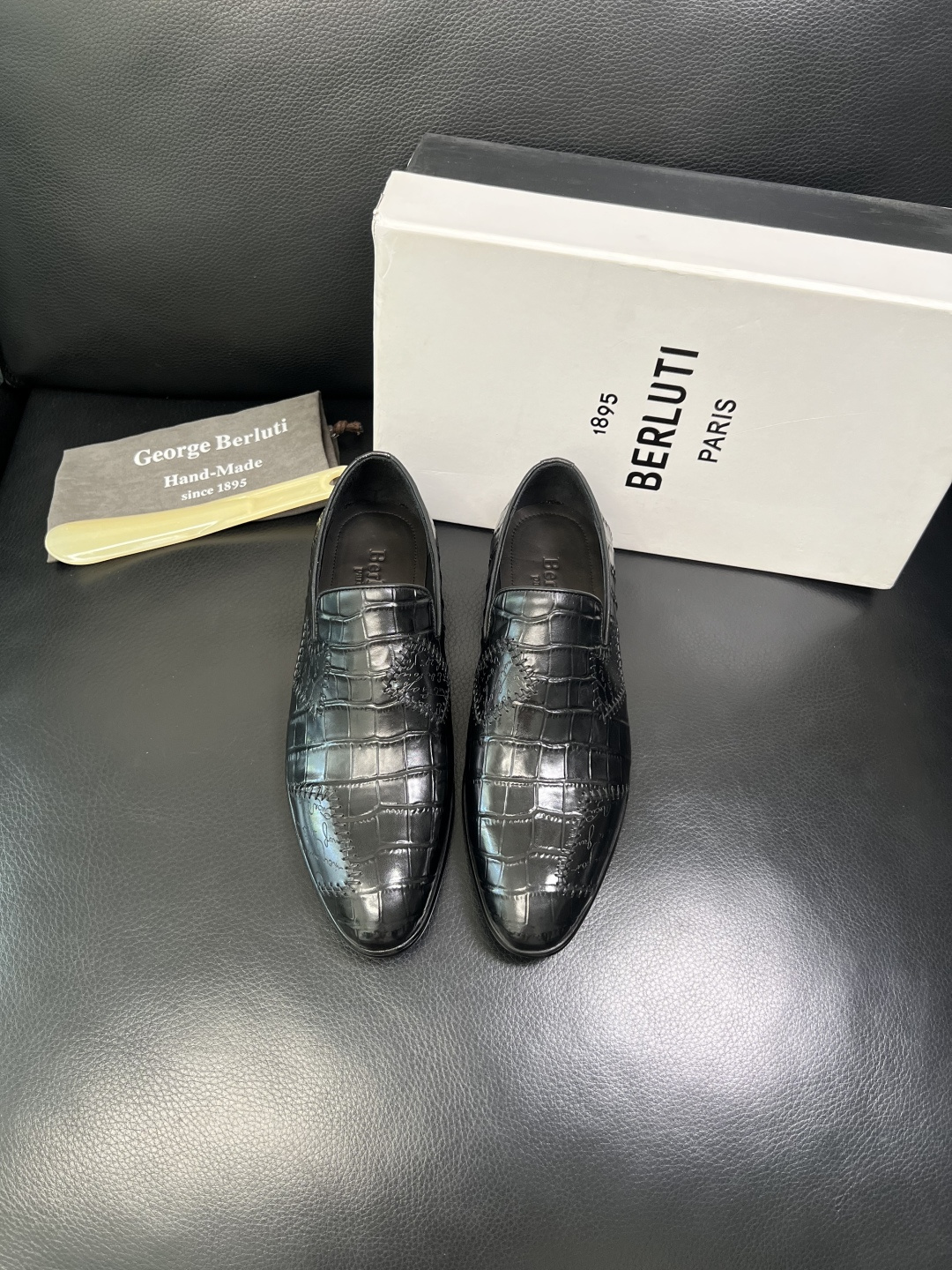 Berluti 高品质 顶级工艺品 布鲁提 专柜同步发售原厂配置，意大利进口牛皮面料，全进口水染牛皮里垫