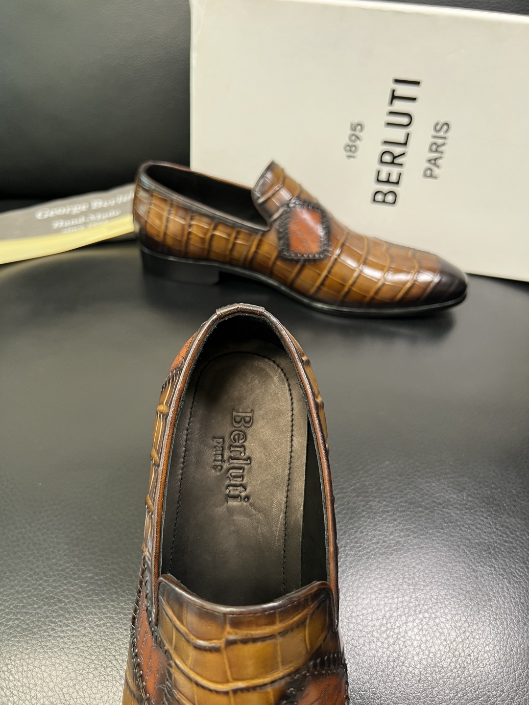 Berluti 高品质 顶级工艺品 布鲁提 专柜同步发售原厂配置，意大利进口牛皮面料，全进口水染牛皮里垫