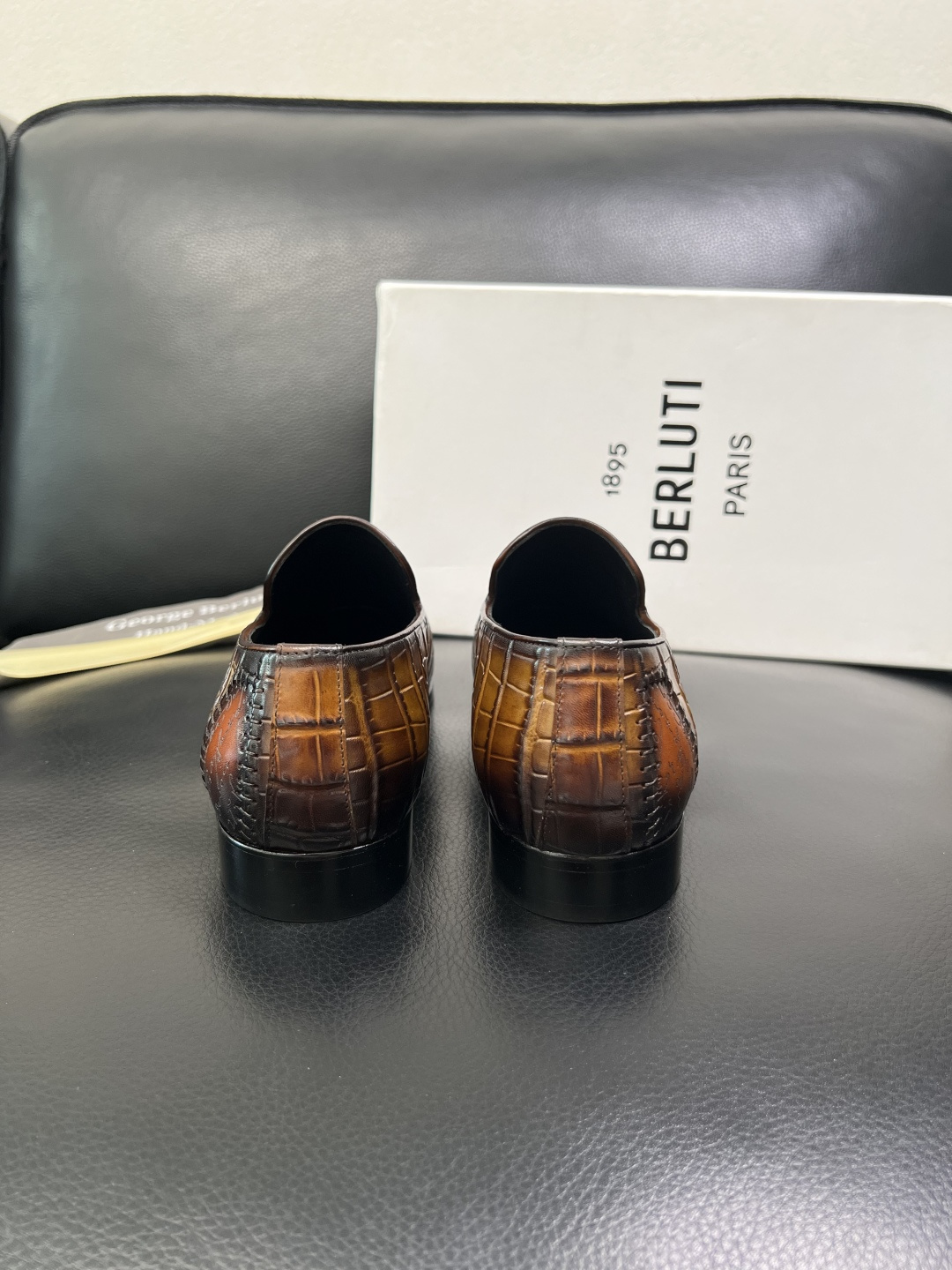 Berluti 高品质 顶级工艺品 布鲁提 专柜同步发售原厂配置，意大利进口牛皮面料，全进口水染牛皮里垫