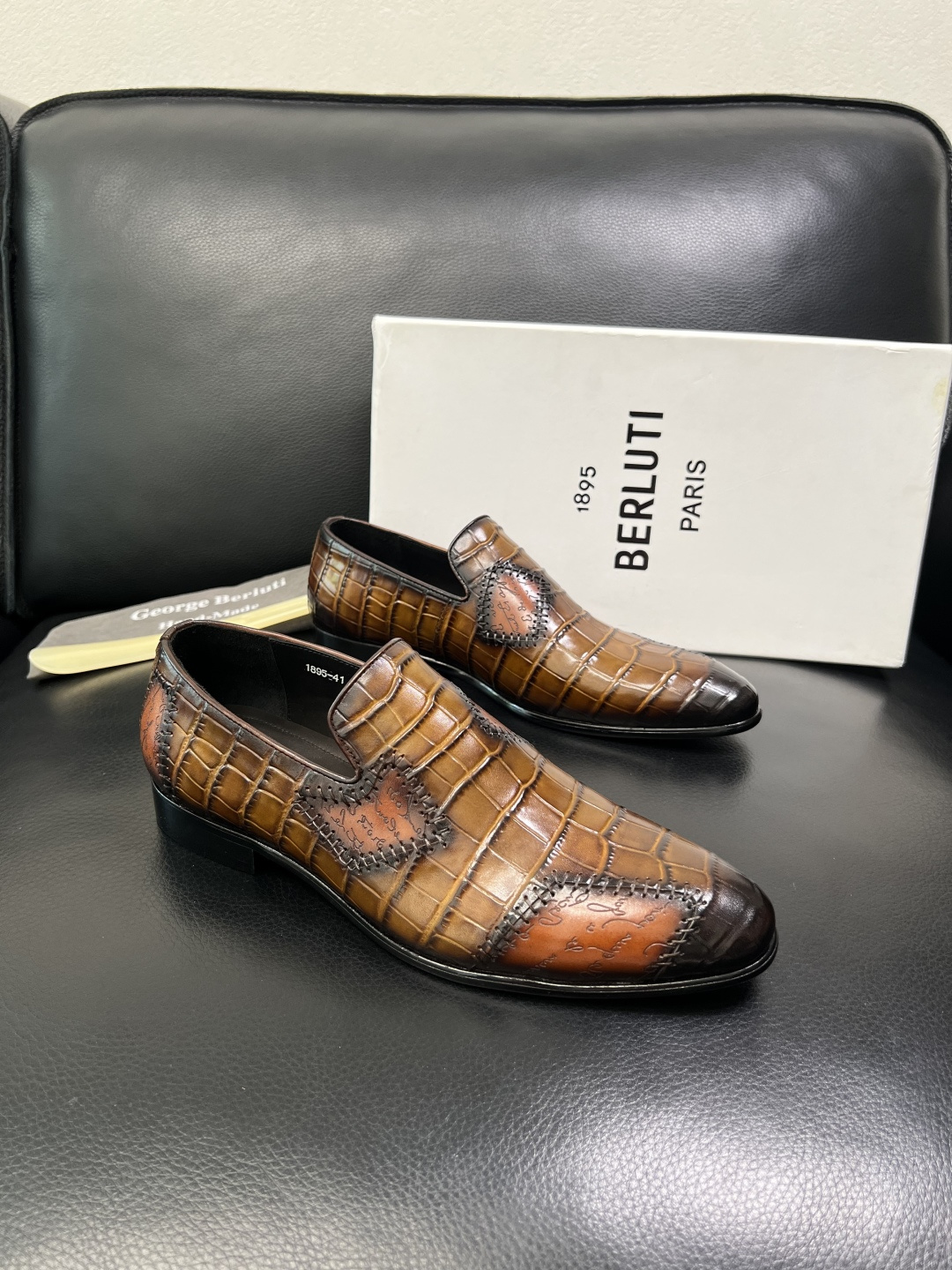 NO:589016,Berluti's high-quality top handicrafts. Berluti's counters simultaneously sell the original configuration, Italian imported cowhide fabrics, fully imported water-dyed cowhide linings, original soles specially provided by the original factory and super comfortable, original factory and single goods, welcome to compare, code number 39-44 (order 38 45 46),,cowhide19860909Berluti 高品质 顶级工艺品 布鲁提 专柜同步发售原厂配置,意大利进口牛皮面料,全进口水染牛皮里垫,鞋底原厂特供原版底超级舒适,原厂跟单货 ,欢迎对比,码数 39-44（订38 45 46）,,cowhide,Men's shoes