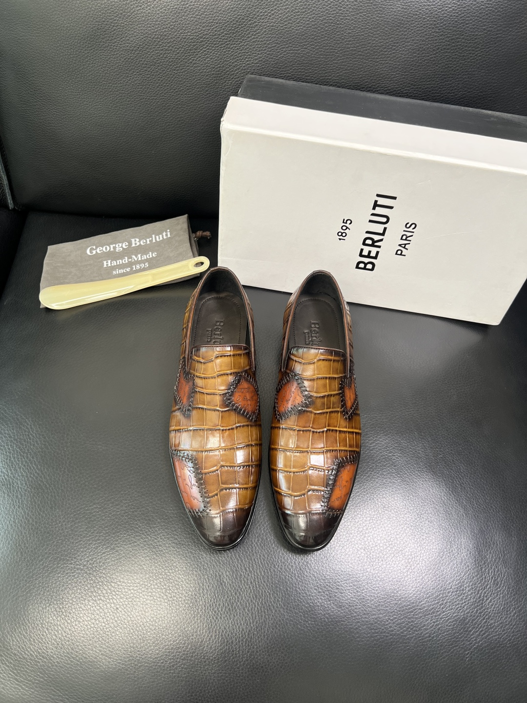 Berluti 高品质 顶级工艺品 布鲁提 专柜同步发售原厂配置，意大利进口牛皮面料，全进口水染牛皮里垫