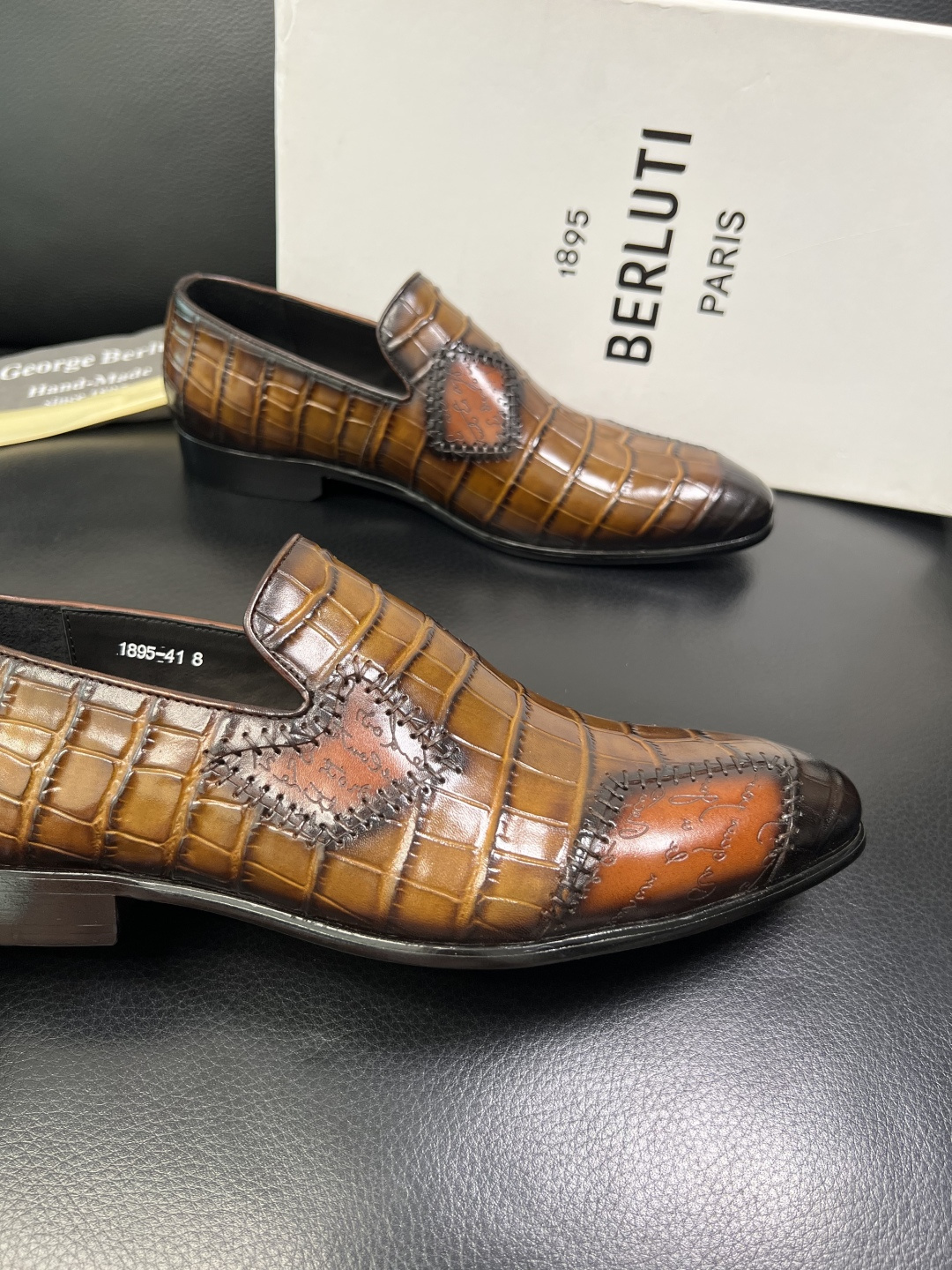 Berluti 高品质 顶级工艺品 布鲁提 专柜同步发售原厂配置，意大利进口牛皮面料，全进口水染牛皮里垫