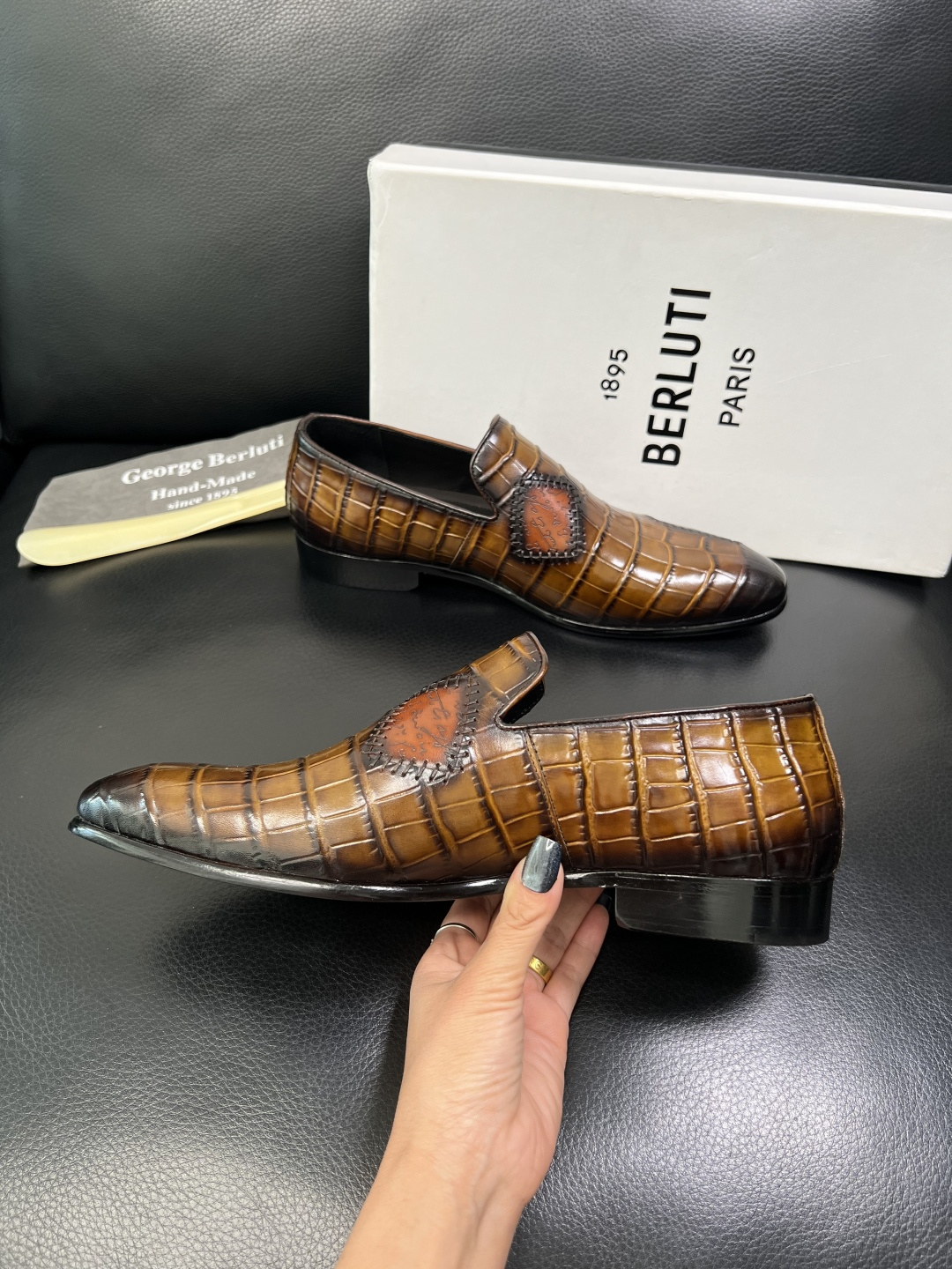 Berluti 高品质 顶级工艺品 布鲁提 专柜同步发售原厂配置，意大利进口牛皮面料，全进口水染牛皮里垫