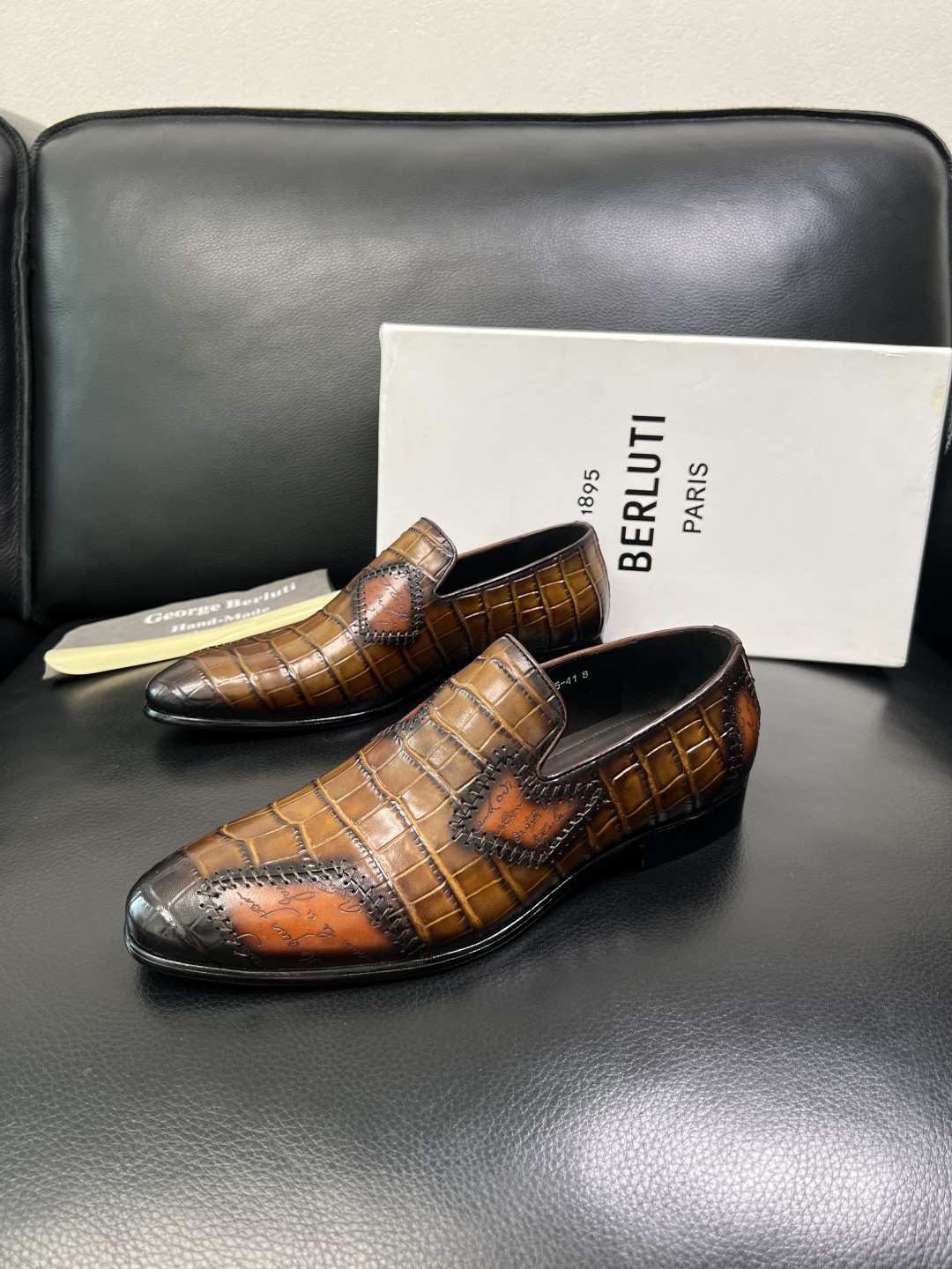 Berluti 高品质 顶级工艺品 布鲁提 专柜同步发售原厂配置，意大利进口牛皮面料，全进口水染牛皮里垫