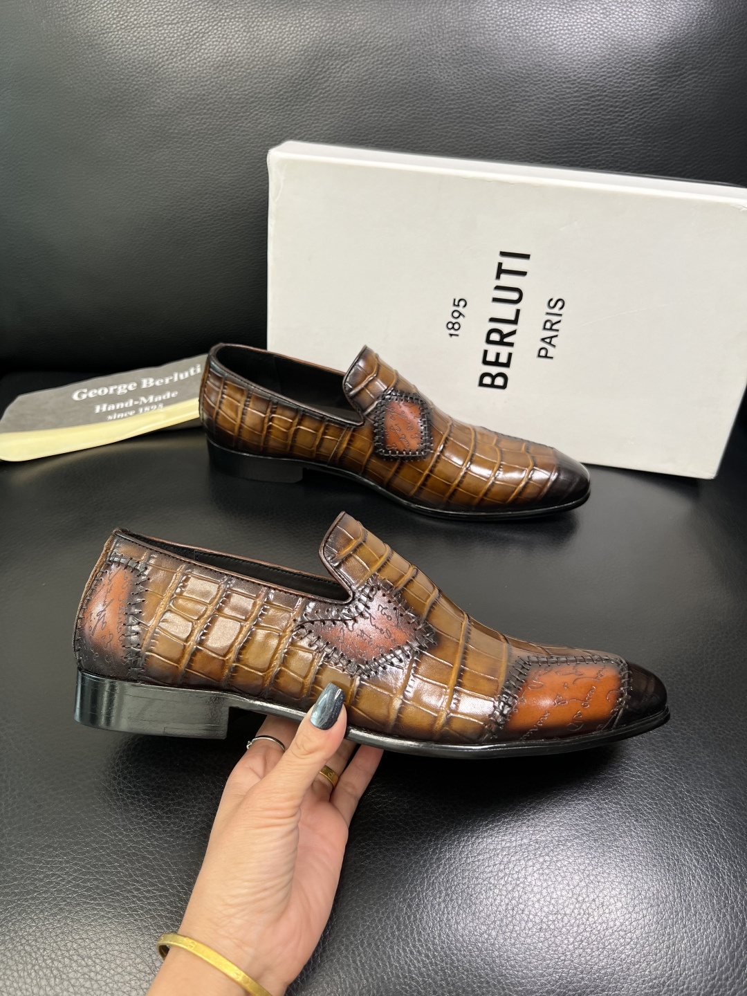 Berluti 高品质 顶级工艺品 布鲁提 专柜同步发售原厂配置，意大利进口牛皮面料，全进口水染牛皮里垫
