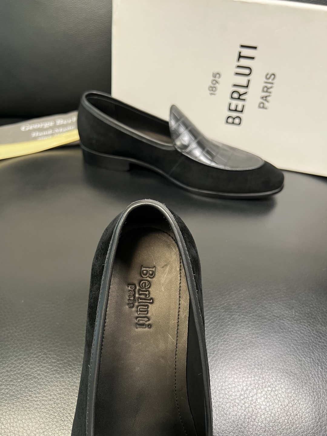 Berluti 高品质 顶级工艺品 布鲁提 专柜同步发售原厂配置，意大利进口牛皮面料，全进口水染牛皮里垫