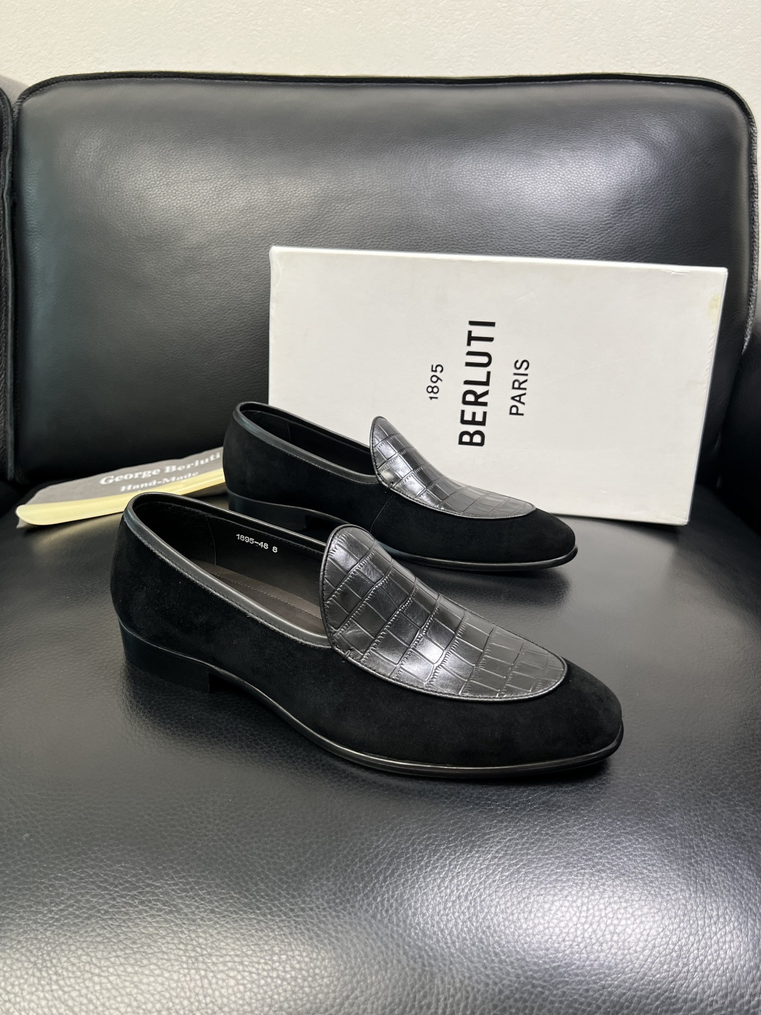 NO:589001,Berluti's high-quality top handicrafts. Berluti's counters simultaneously sell the original configuration, Italian imported cowhide fabrics, fully imported water-dyed cowhide linings, original soles specially provided by the original factory and super comfortable, original factory and single goods, welcome to compare, code number 39-44 (order 38 45 46),,cowhide19860909Berluti 高品质 顶级工艺品 布鲁提 专柜同步发售原厂配置,意大利进口牛皮面料,全进口水染牛皮里垫,鞋底原厂特供原版底超级舒适,原厂跟单货 ,欢迎对比,码数 39-44（订38 45 46）,,cowhide,Men's shoes