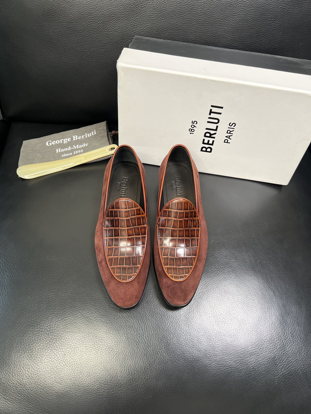 Berluti 高品质 顶级工艺品 布鲁提 专柜同步发售原厂配置，意大利进口牛皮面料，全进口水染牛皮里垫