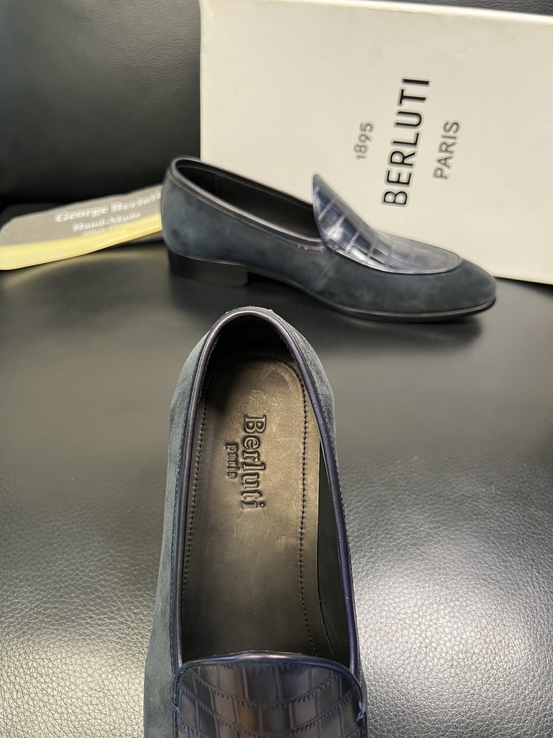 Berluti 高品质 顶级工艺品 布鲁提 专柜同步发售原厂配置，意大利进口牛皮面料，全进口水染牛皮里垫