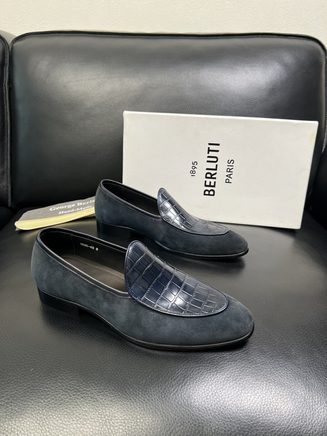 NO:588220,Berluti's high-quality top handicrafts. Berluti's counters simultaneously sell the original configuration, Italian imported cowhide fabrics, fully imported water-dyed cowhide linings, original soles specially provided by the original factory and super comfortable, original factory and single goods, welcome to compare, code number 39-44 (order 38 45 46),,cowhide19860909Berluti 高品质 顶级工艺品 布鲁提 专柜同步发售原厂配置,意大利进口牛皮面料,全进口水染牛皮里垫,鞋底原厂特供原版底超级舒适,原厂跟单货 ,欢迎对比,码数 39-44（订38 45 46）,,cowhide,Men's shoes