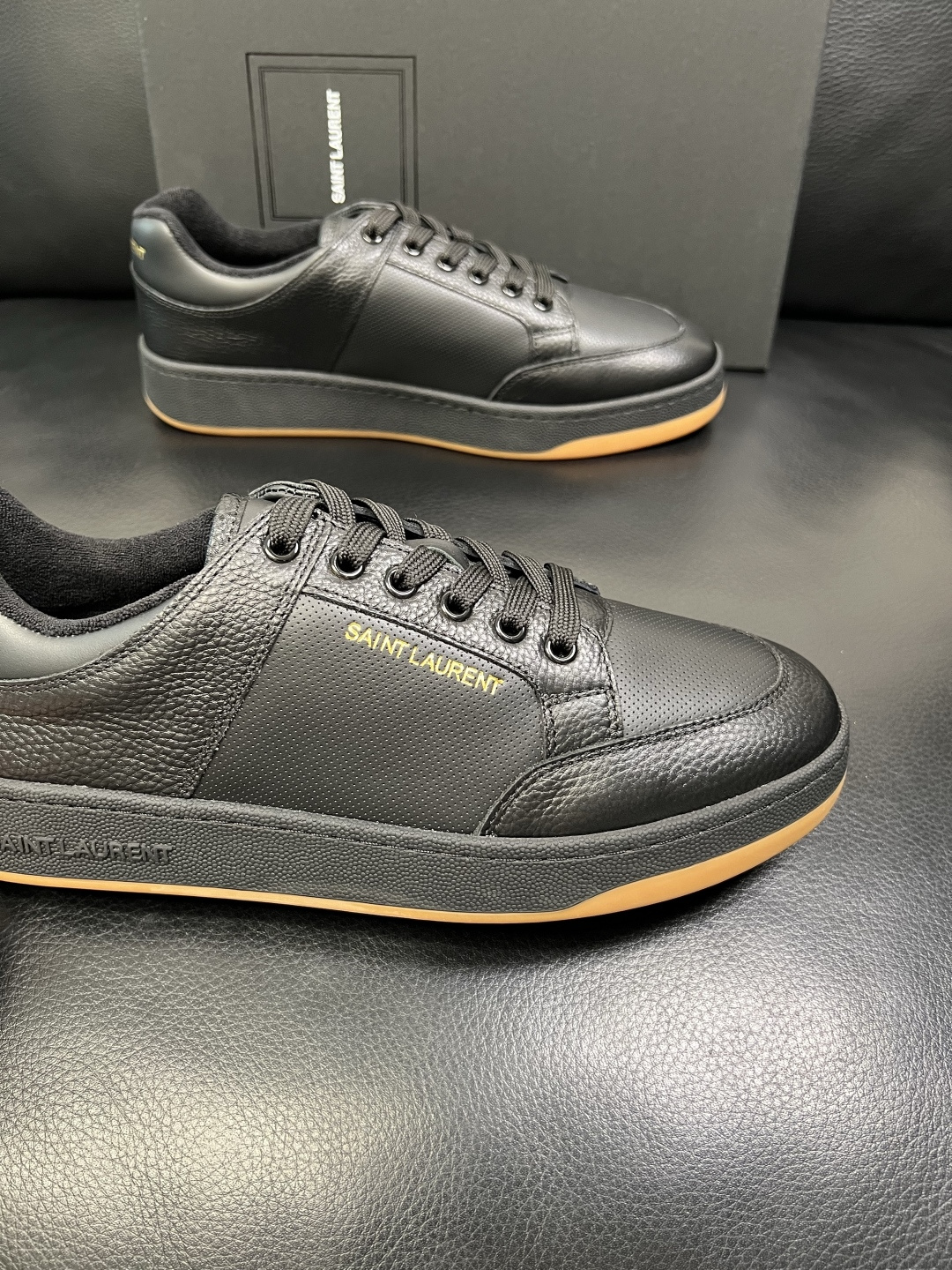 SAINT LAURENT 高品质 顶级工艺品 圣罗兰 专柜同步发售原厂配置，意大利进口牛皮面料，全进口