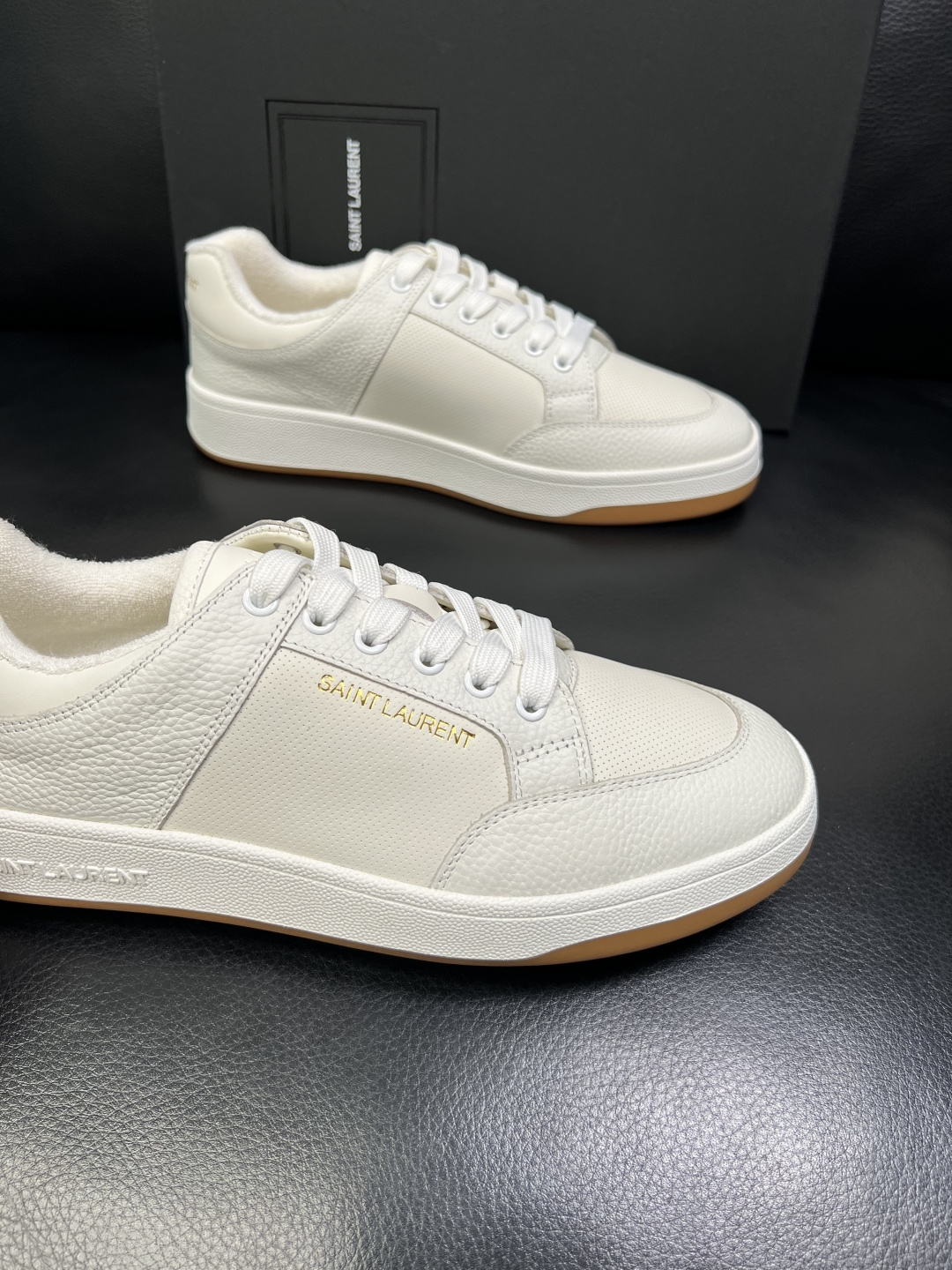 SAINT LAURENT 高品质 顶级工艺品 圣罗兰 专柜同步发售原厂配置，意大利进口牛皮面料，全进口