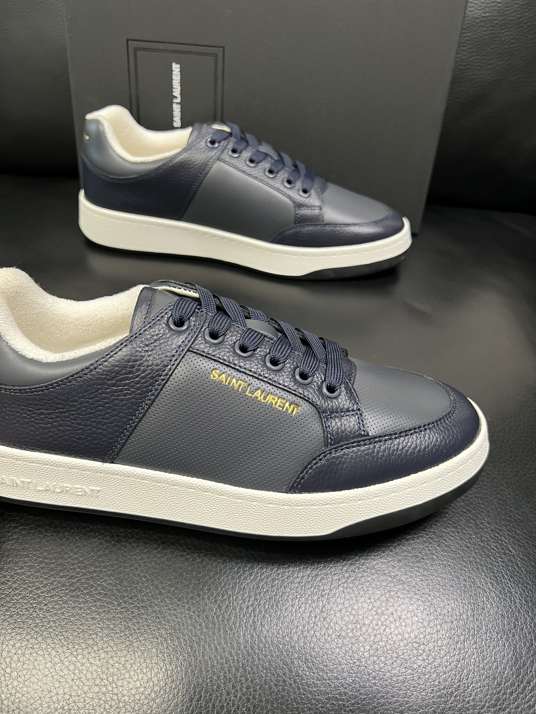 SAINT LAURENT 高品质 顶级工艺品 圣罗兰 专柜同步发售原厂配置，意大利进口牛皮面料，全进口