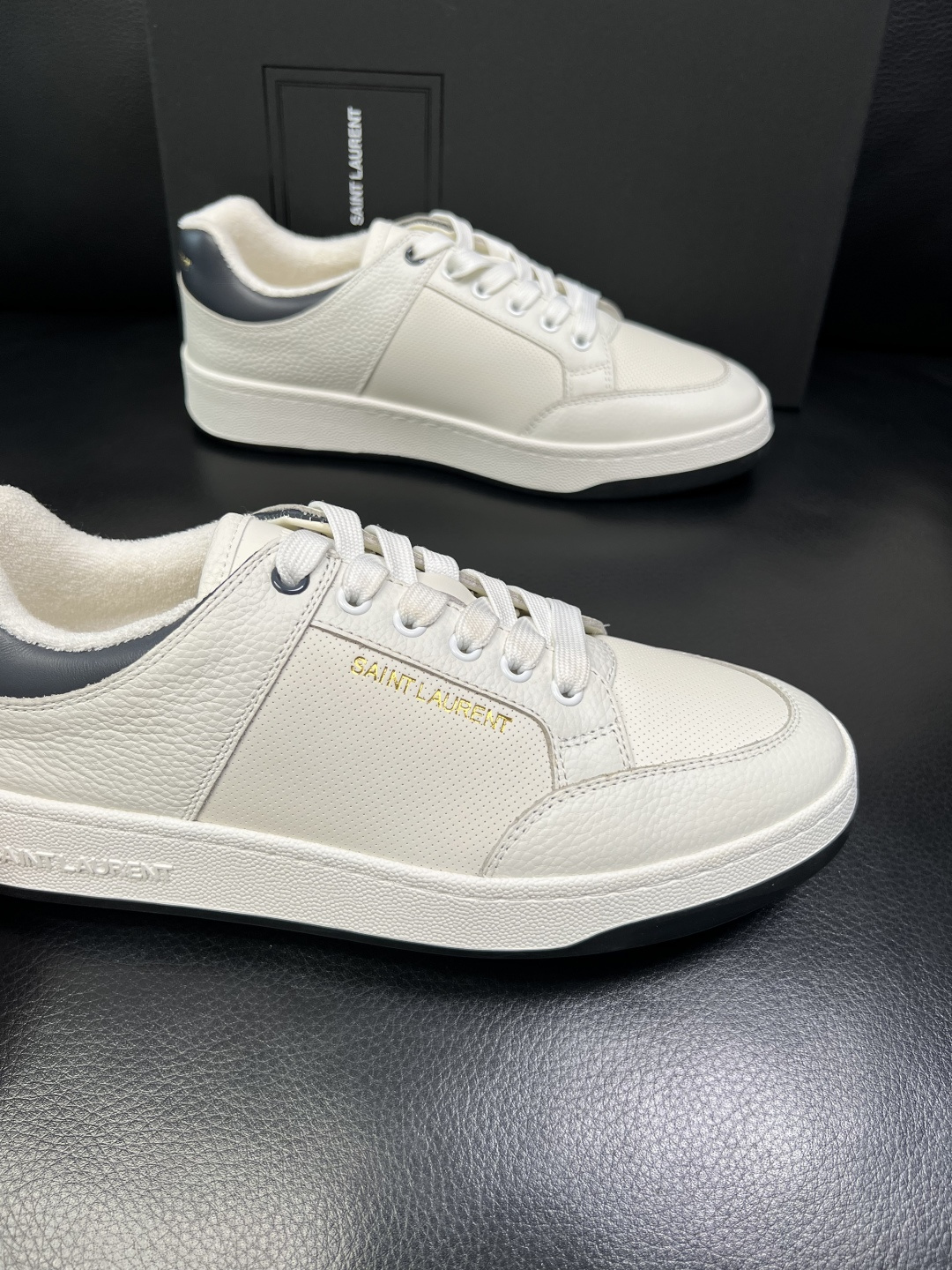 SAINT LAURENT 高品质 顶级工艺品 圣罗兰 专柜同步发售原厂配置，意大利进口牛皮面料，全进口