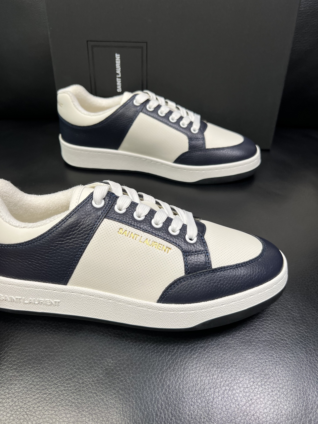 SAINT LAURENT 高品质 顶级工艺品 圣罗兰 专柜同步发售原厂配置，意大利进口牛皮面料，全进口