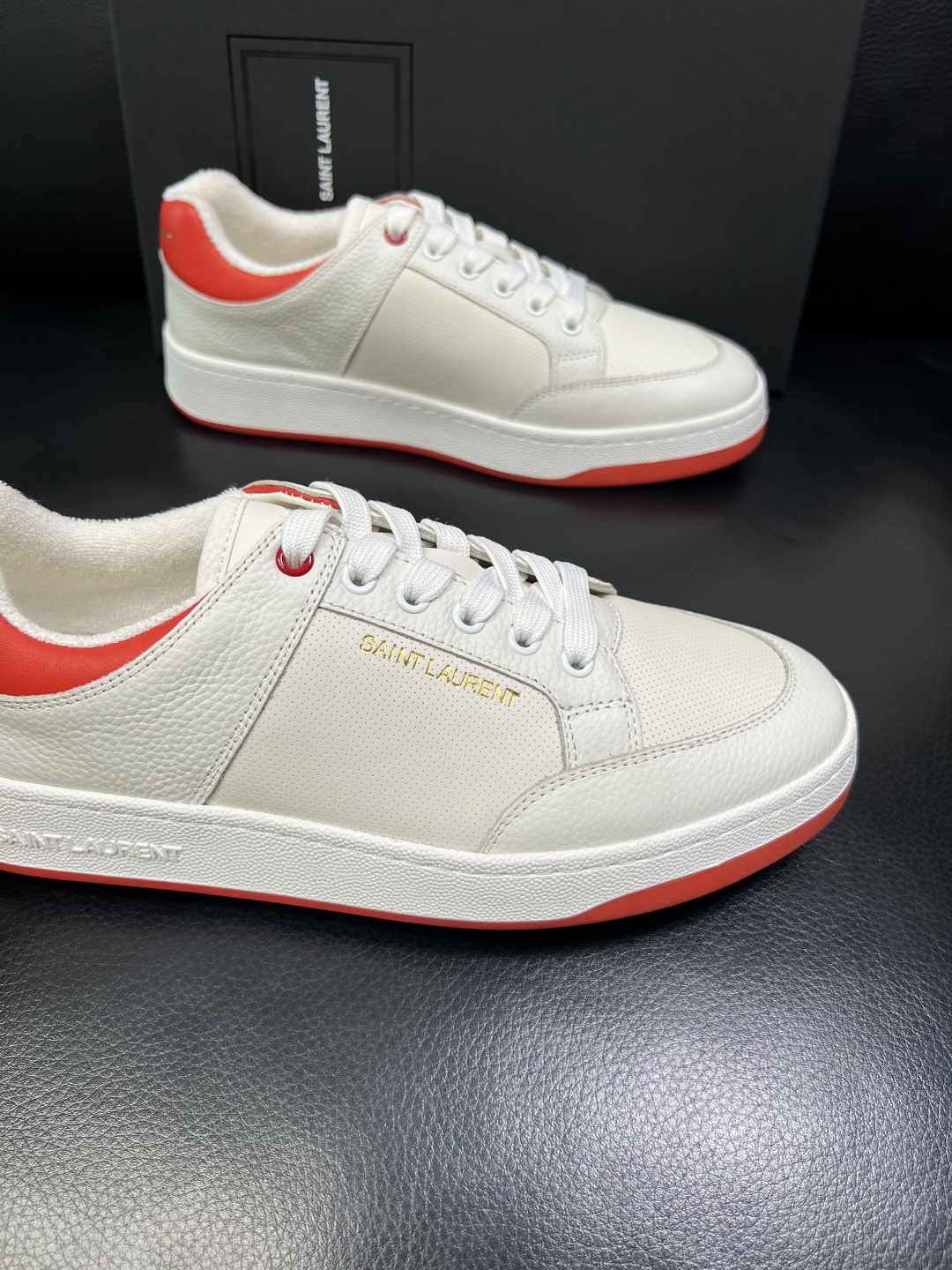 SAINT LAURENT 高品质 顶级工艺品 圣罗兰 专柜同步发售原厂配置，意大利进口牛皮面料，全进口